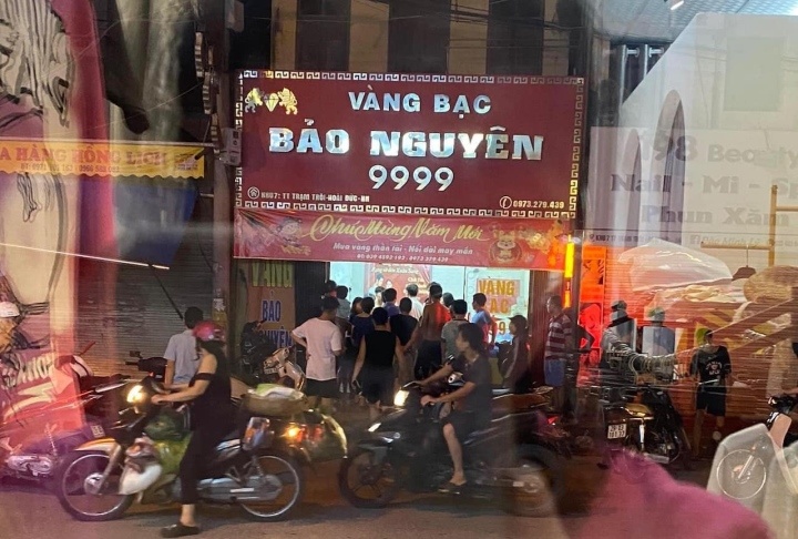 Bat giu nam thanh nien cuop giat o tiem vang tai Ha Noi hinh anh