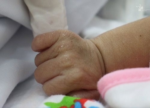 Phat hien thi the tre so sinh truoc cua nha bep cong an xa hinh anh