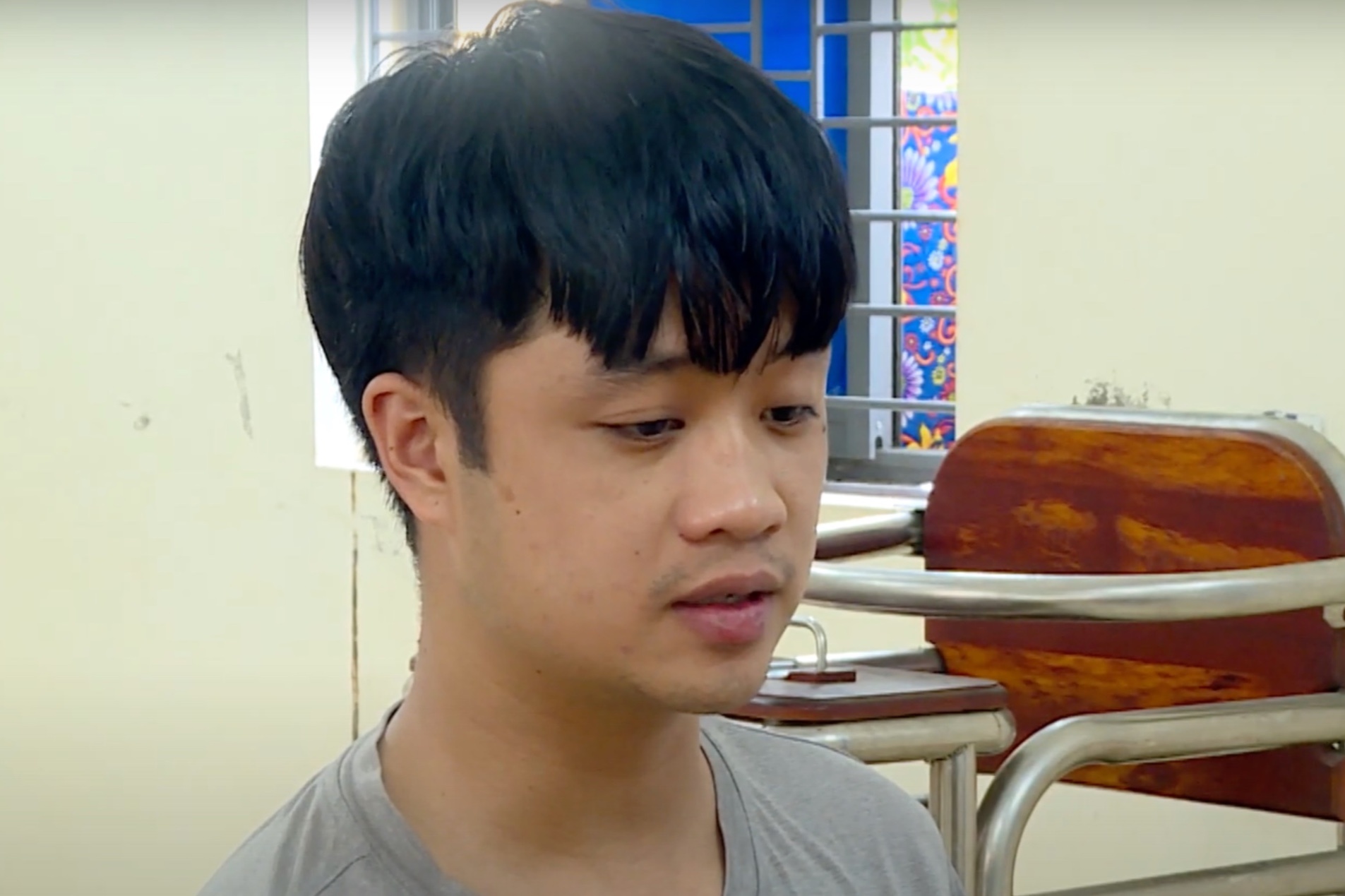 Xit hoi cay vao mat chu quan de cuop 5 chi vang hinh anh