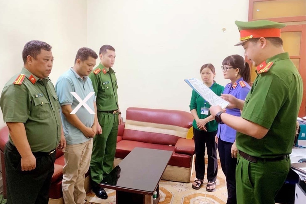 Giam doc trung tam thuoc truong Dai hoc Tay Bac bi bat tam giam hinh anh