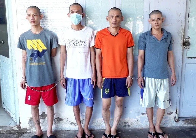 Hai gia dinh o An Giang hon chien, 8 nguoi bi khoi to hinh anh