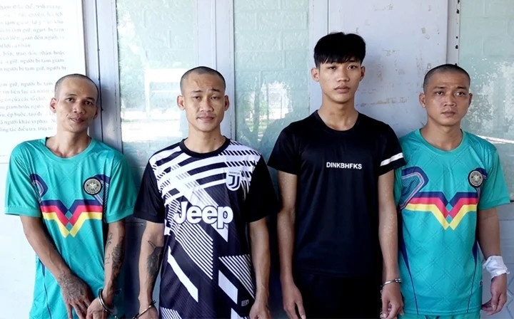 8 nguoi bi khoi to anh 2