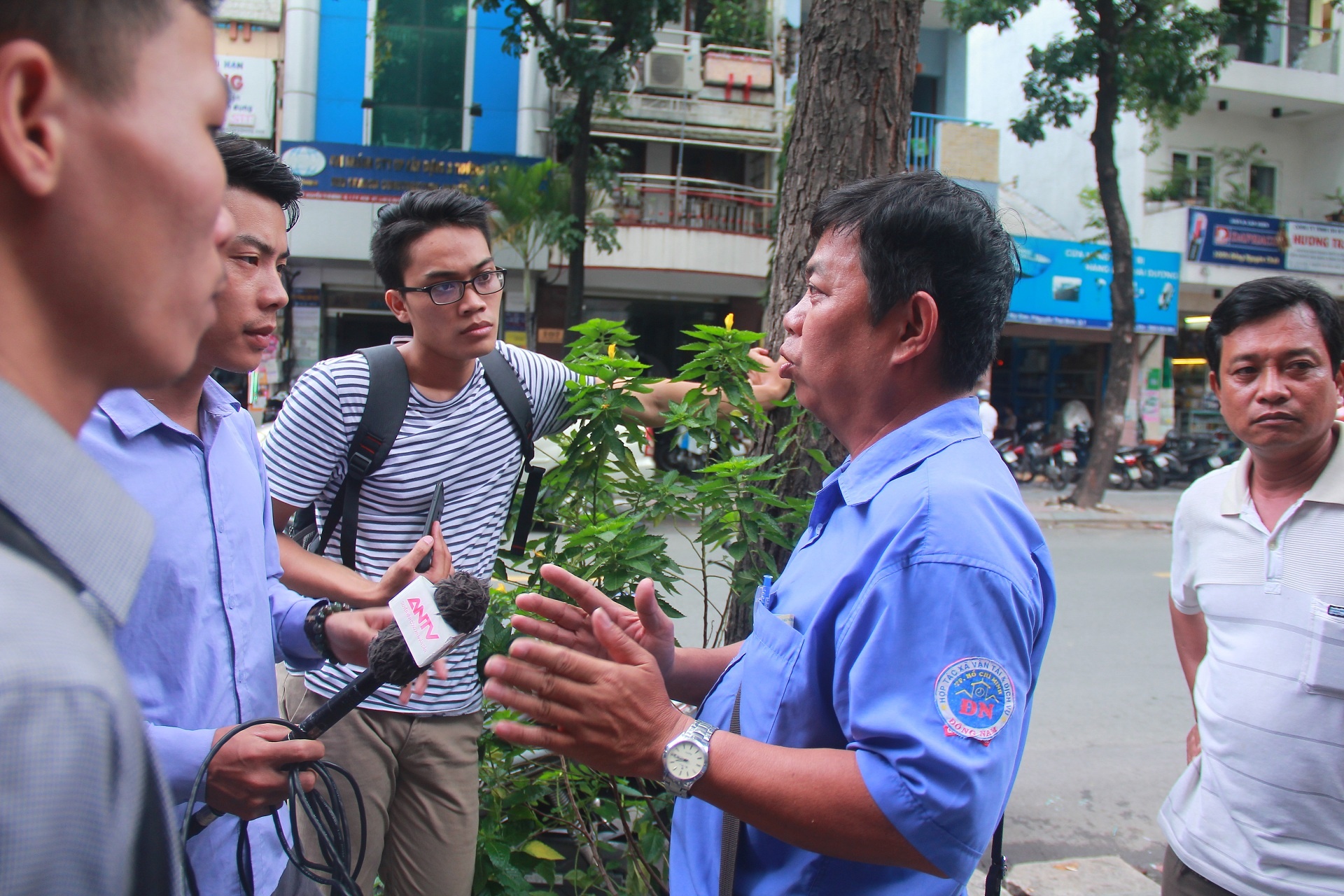 Tai xe xe bus dinh cong,  kho kho,  no tro gia anh 1