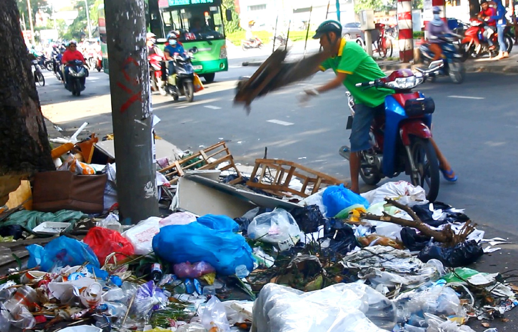 Duong Sai Gon ngap rac, boc mui hoi thoi hinh anh