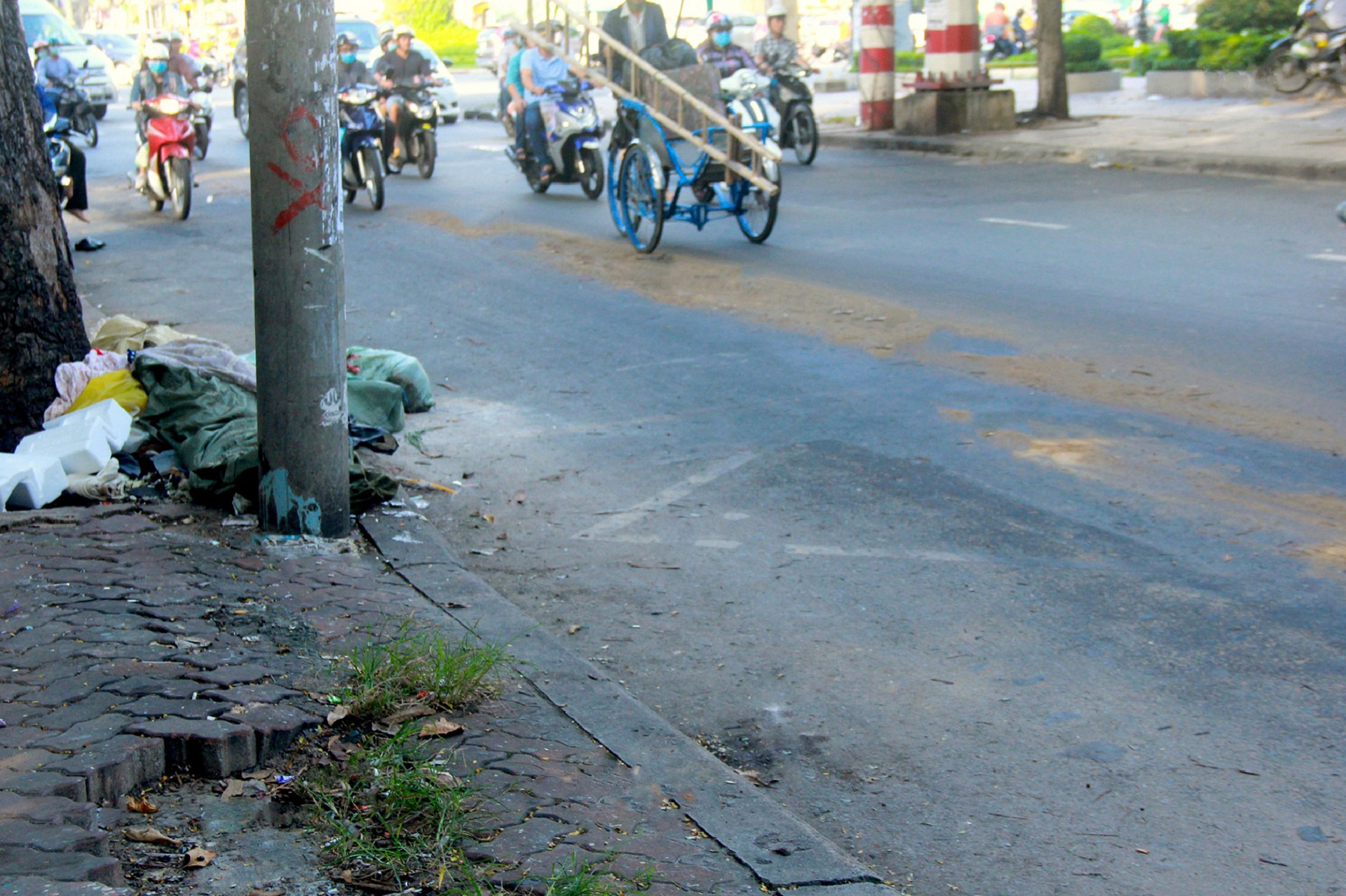 Dep bai rac boc mui hoi tren duong Sai Gon anh 4