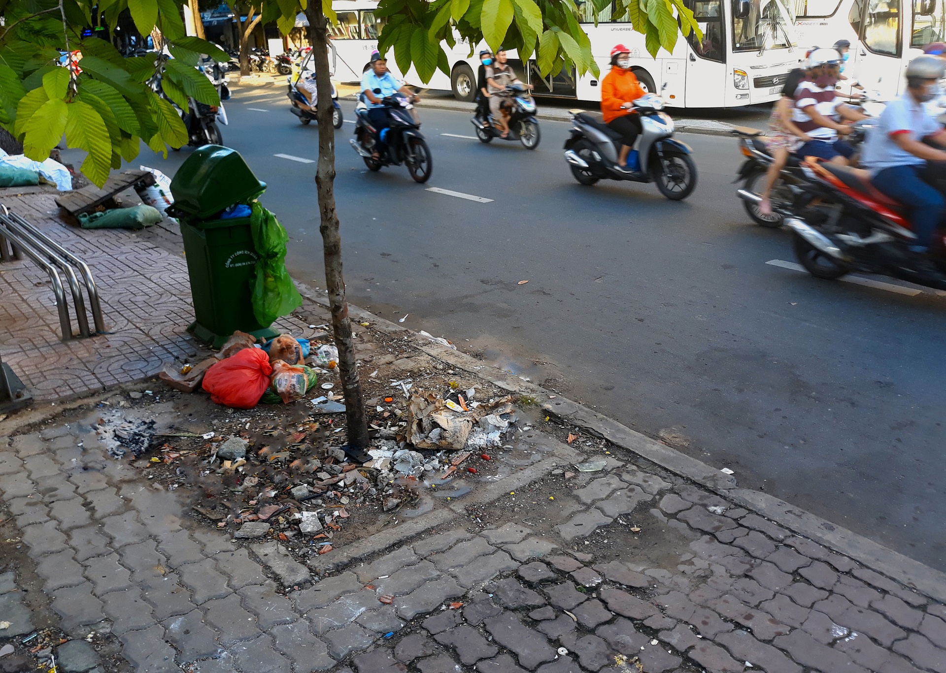 Dep bai rac boc mui hoi tren duong Sai Gon anh 14
