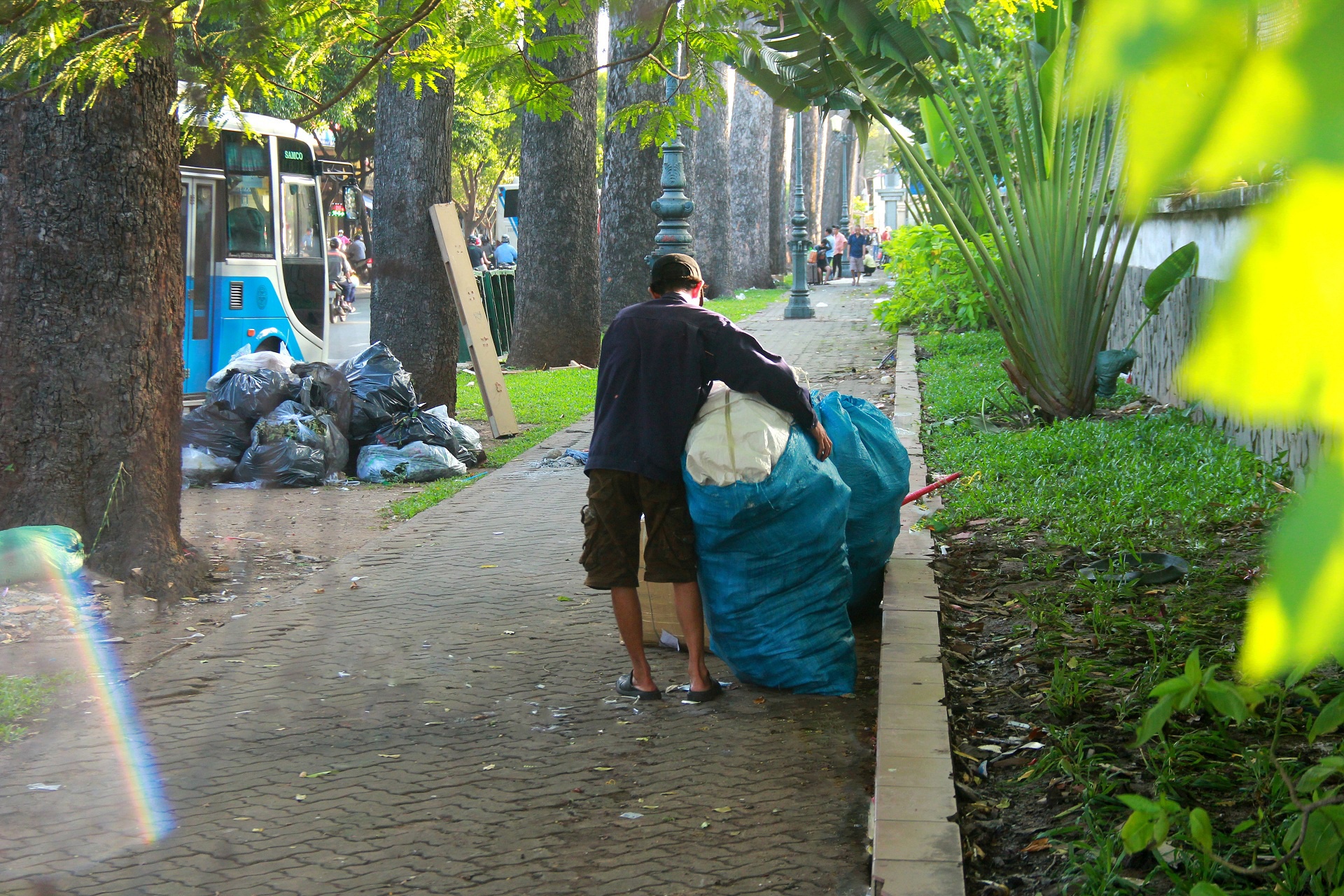 Dep bai rac boc mui hoi tren duong Sai Gon anh 16