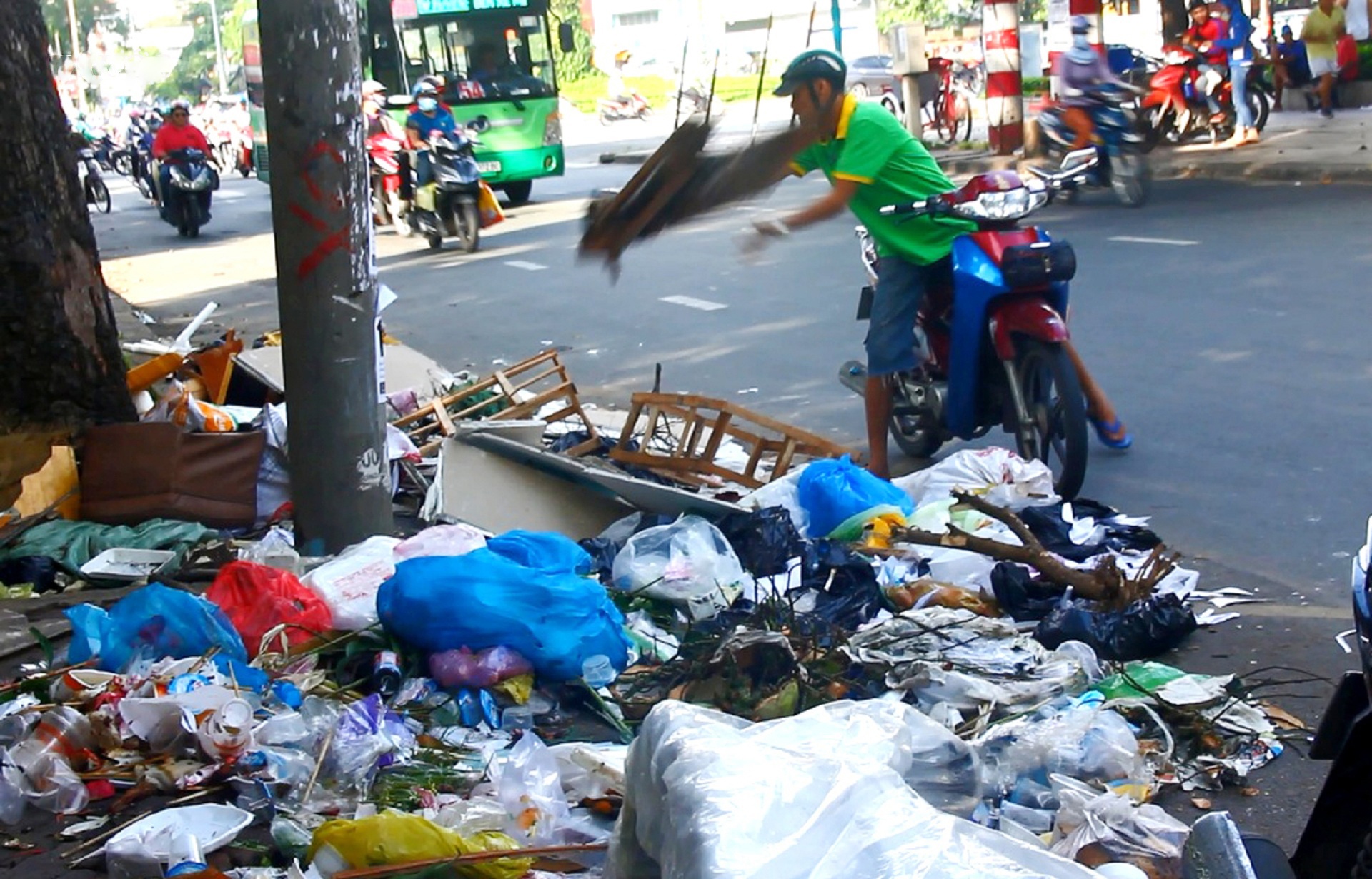 Dep bai rac boc mui hoi tren duong Sai Gon anh 3