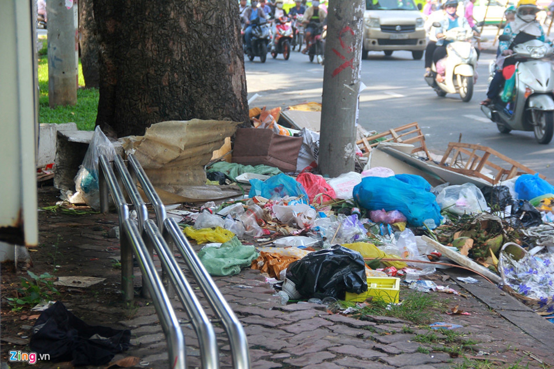 Dep bai rac boc mui hoi tren duong Sai Gon anh 11