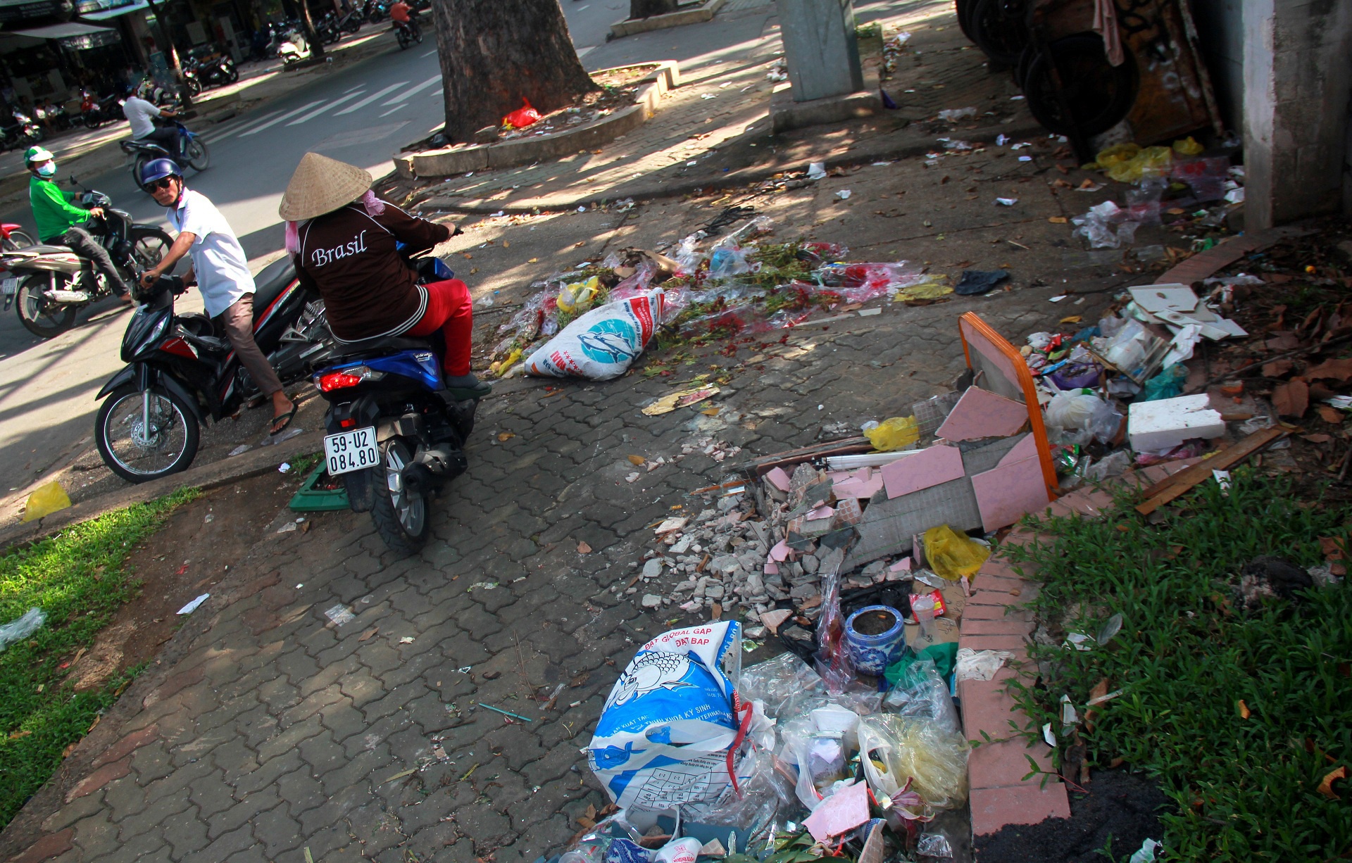 Dep bai rac boc mui hoi tren duong Sai Gon anh 5