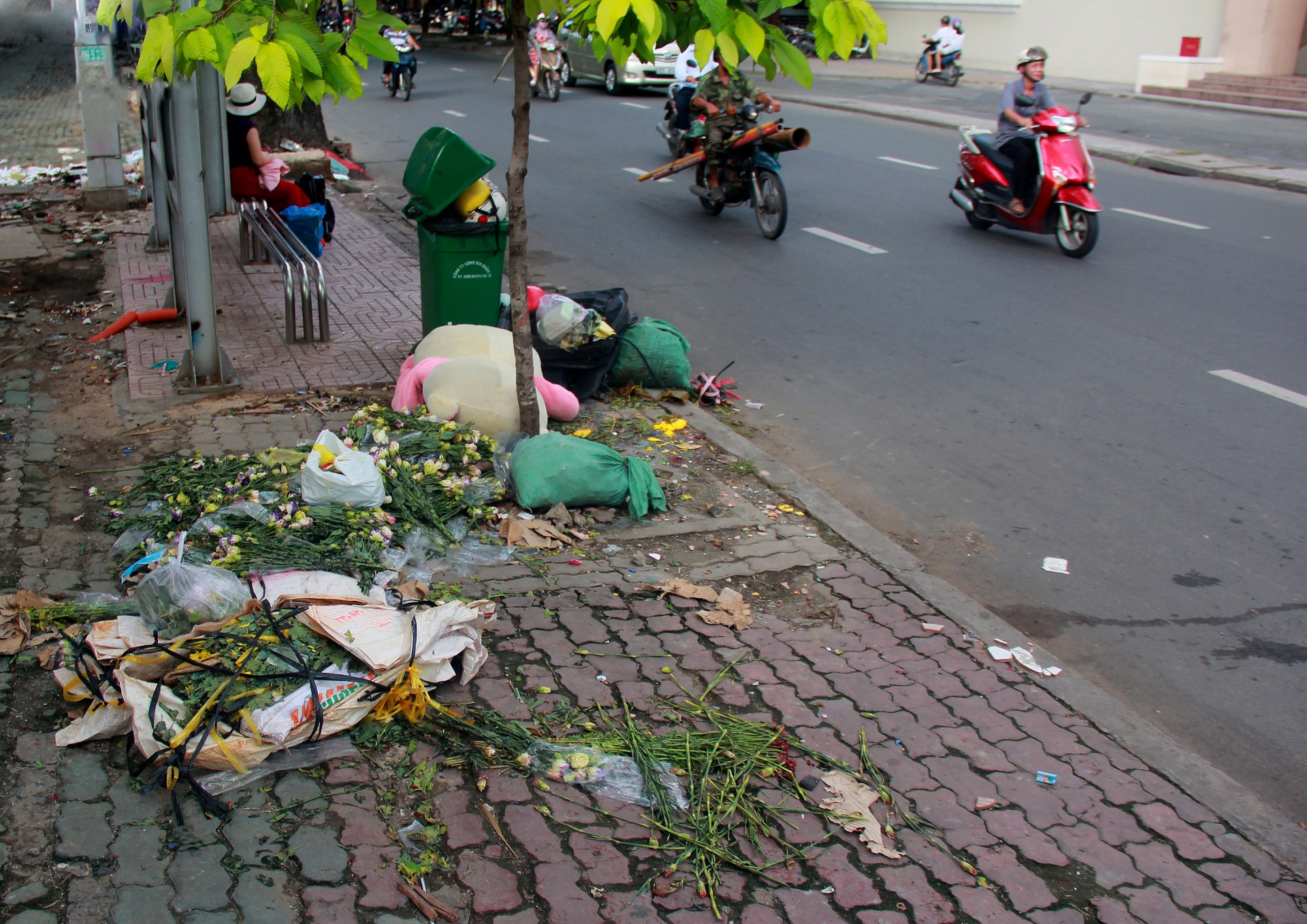 Dep bai rac boc mui hoi tren duong Sai Gon anh 13