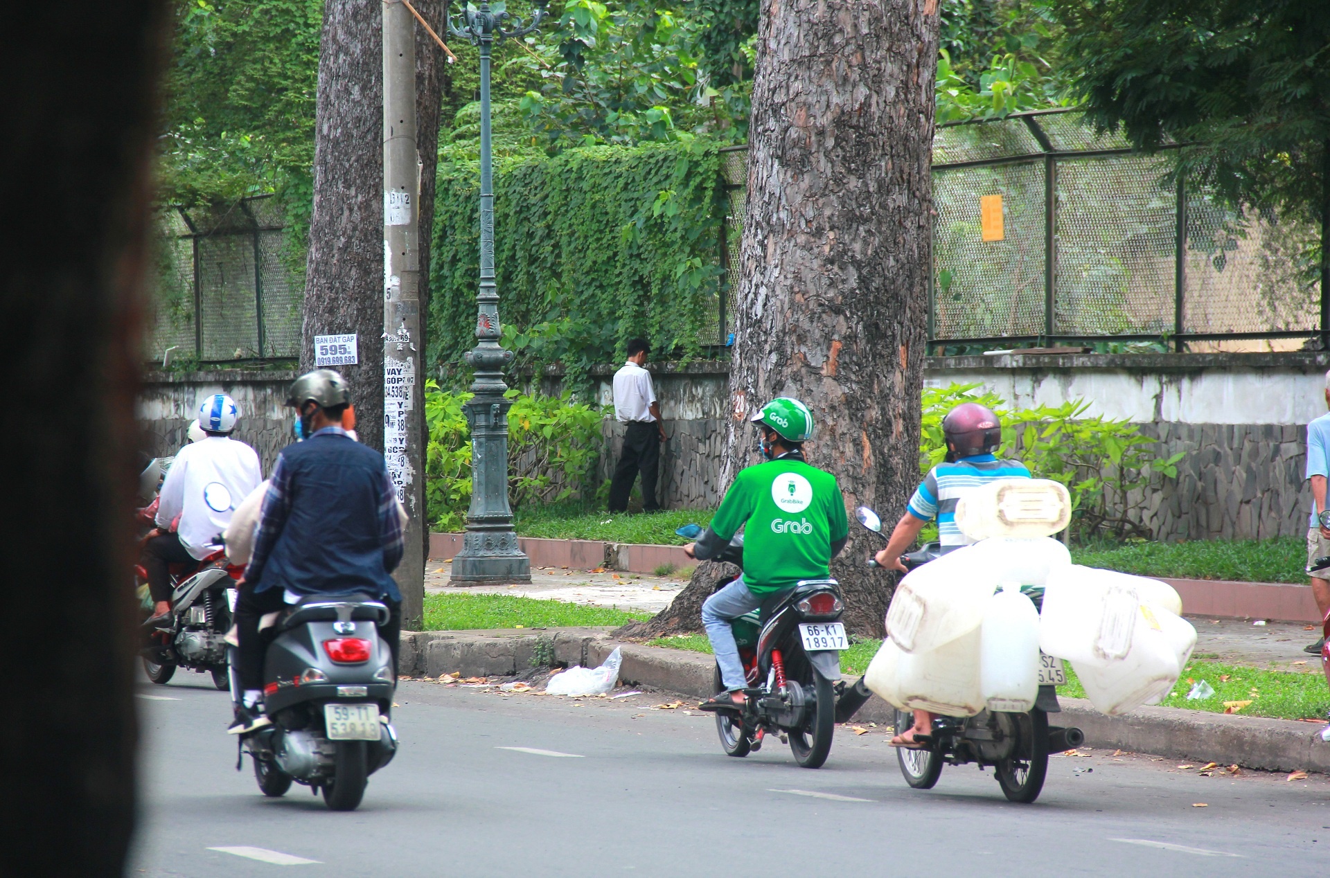 Dep bai rac boc mui hoi tren duong Sai Gon anh 19