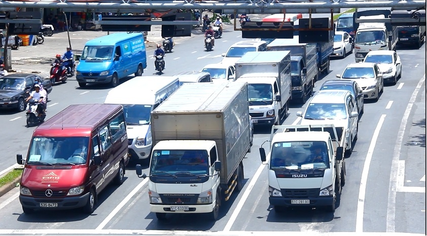 Xe tai xep hang dai cho den gio vao trung tam Sai Gon hinh anh