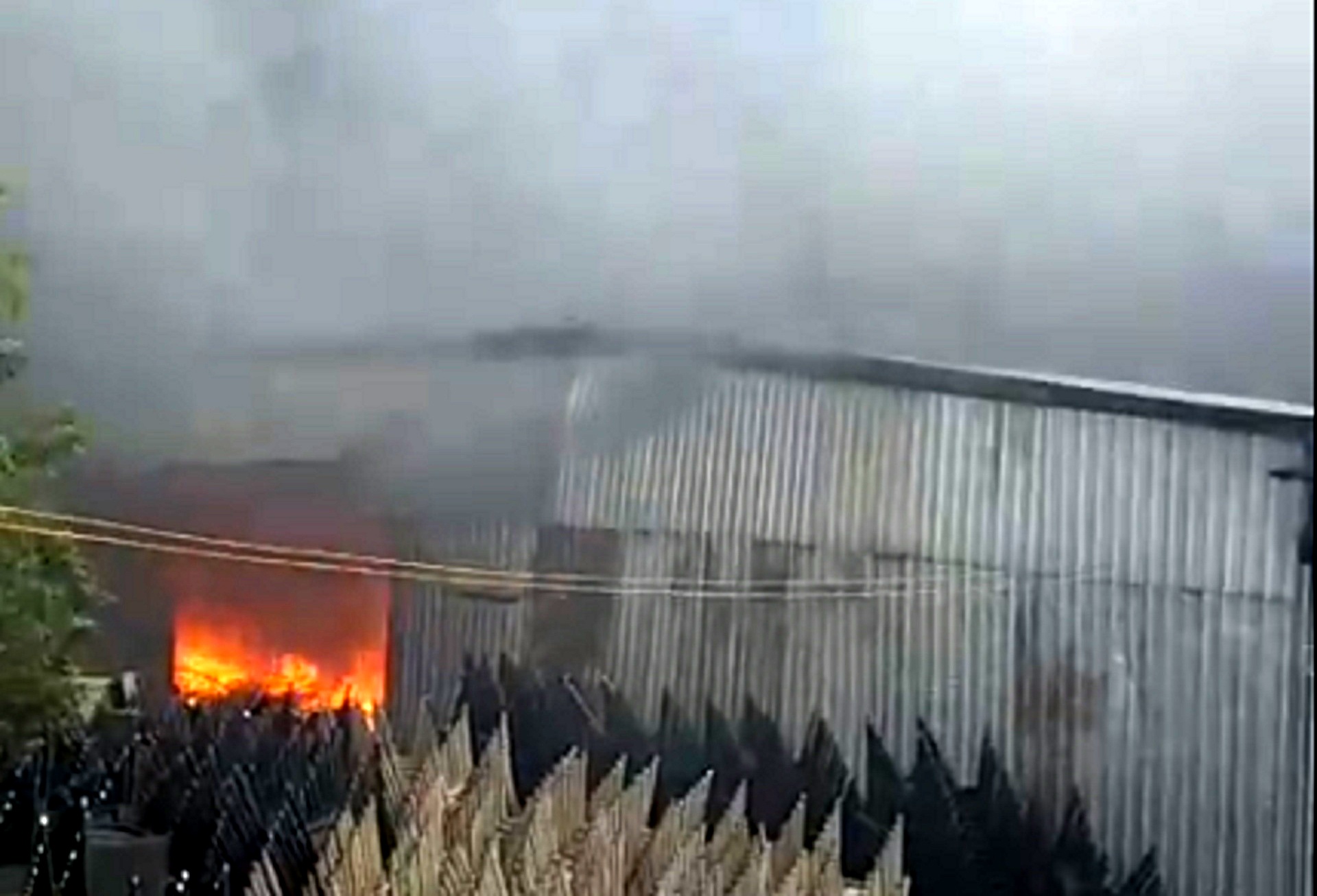 Chay lon tai Khu cong nghiep Nhi Xuan o Sai Gon hinh anh