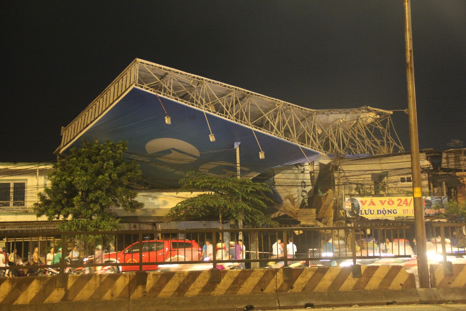 Gio lon xo do bien quang cao o Sai Gon lam mot nguoi tu vong hinh anh