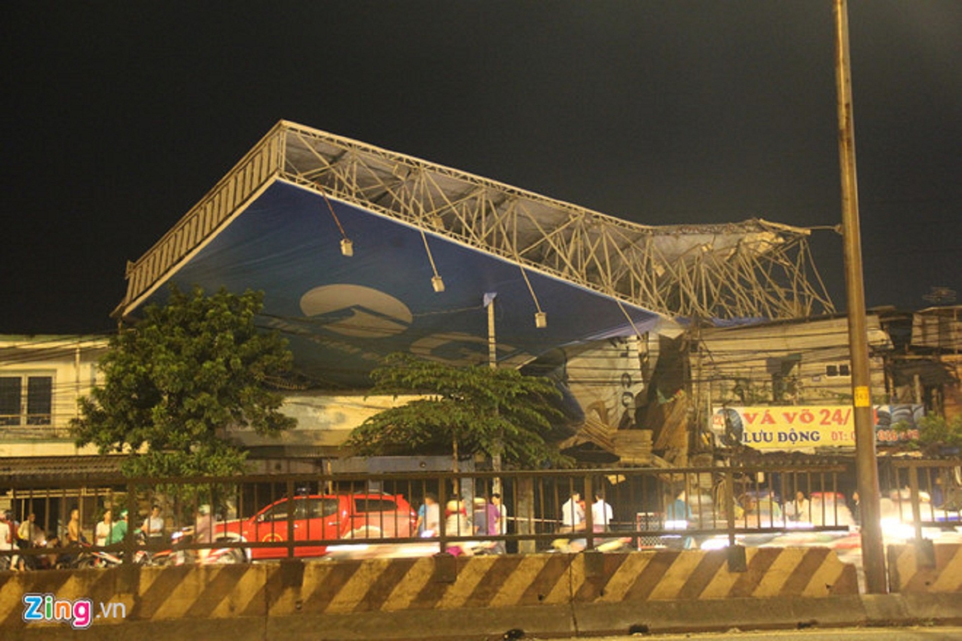 Bien quang cao do len nha dan o Sai Gon anh 1