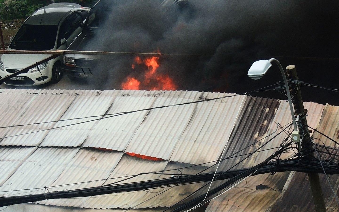 Chay bai xe gan san bay Tan Son Nhat, nhieu oto bi thieu rui hinh anh