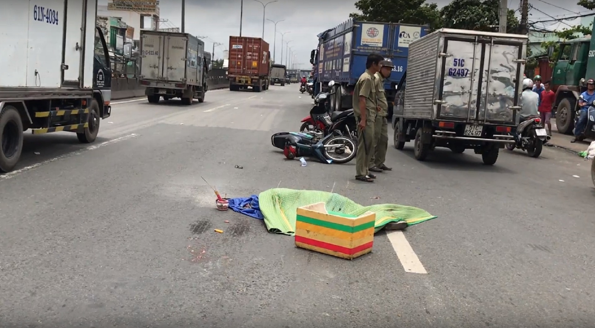 Oto tai cuon xe may vao gam, mot nguoi tu nan tren quoc lo hinh anh