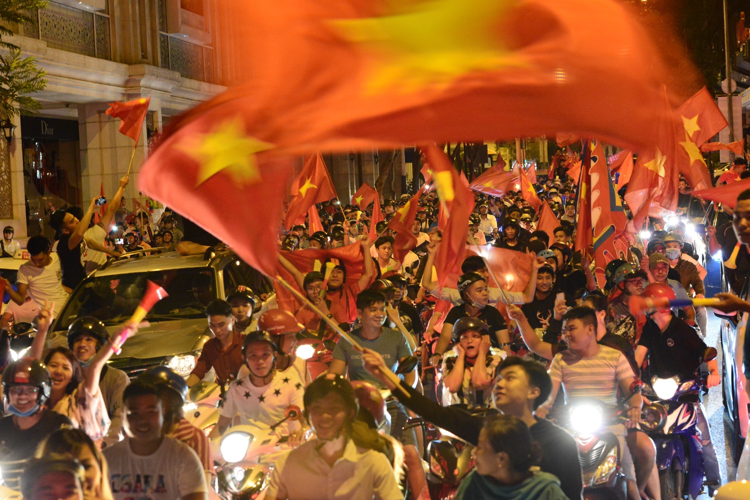 Nguoi Sai Gon mo nhac 'quay' giua duong luc 2h sang hinh anh