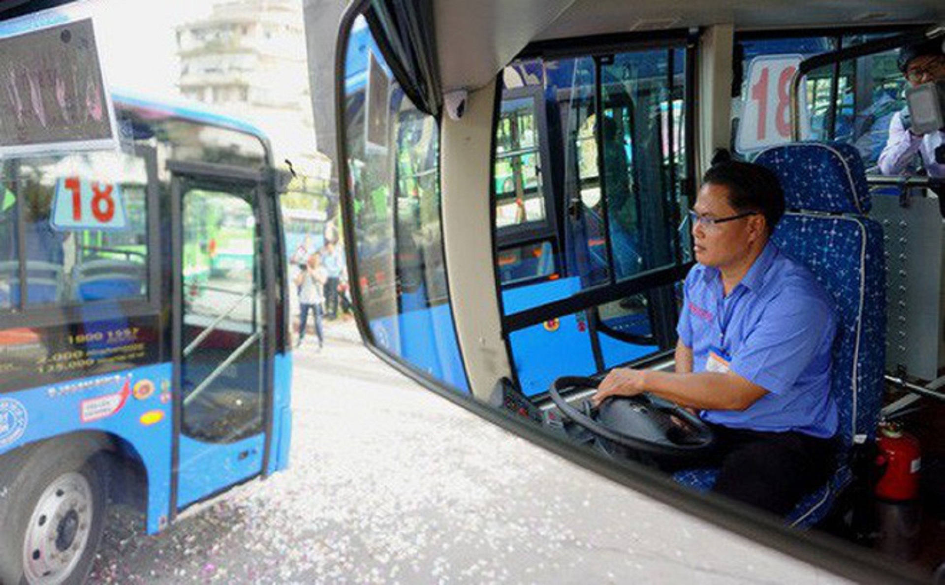 Phat 11 tai xe hut thuoc, nghe dien thoai khi lai xe buyt o Sai Gon hinh anh