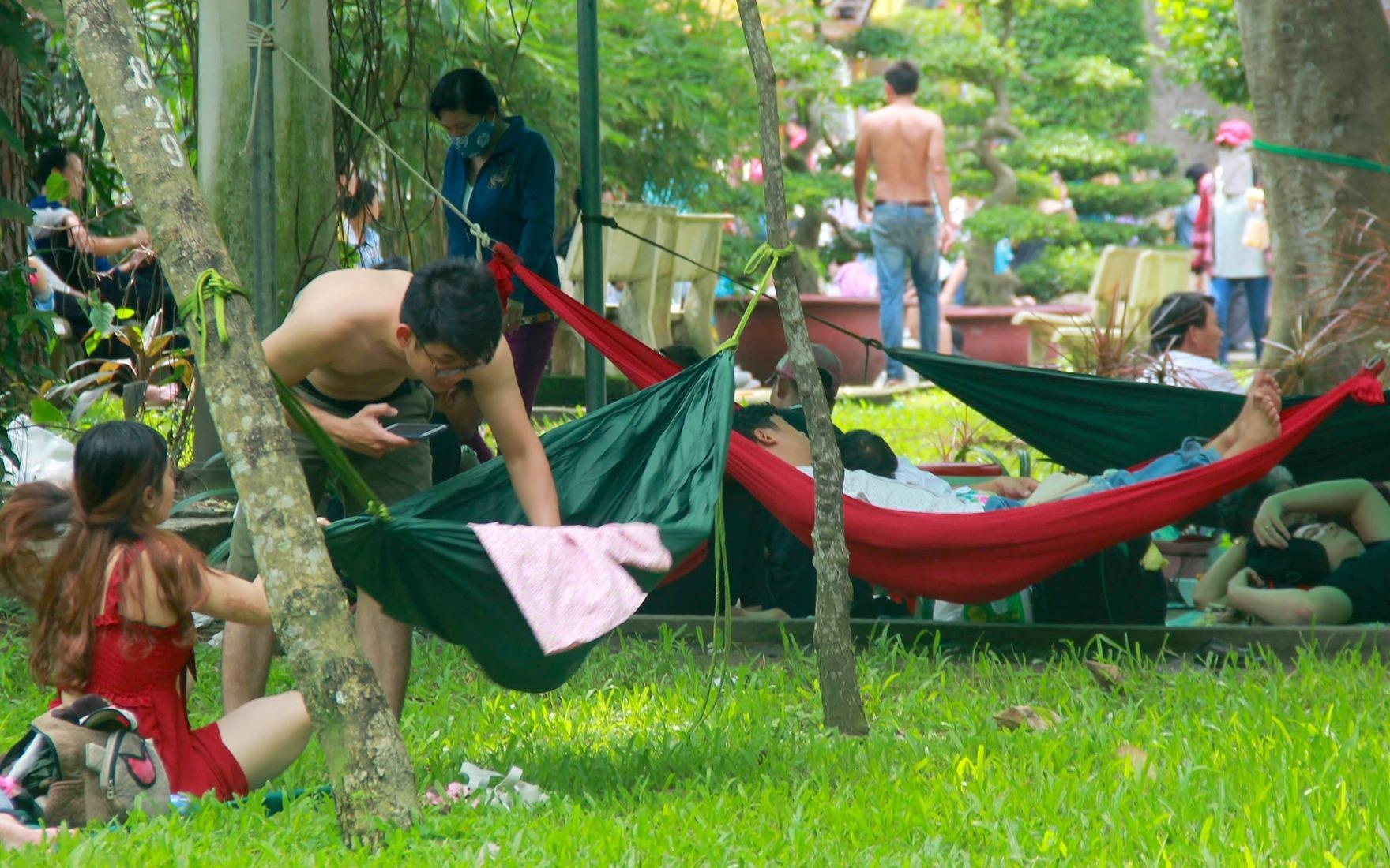 Du khach mac vong, dung leu ngoai cong vien nghi le 2/9 hinh anh