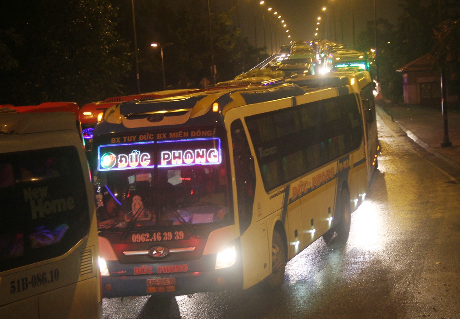 Nguoi dan tro lai thanh pho, Sai Gon tac duong luc 3h sang hinh anh