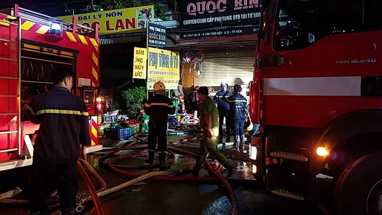 Hien truong vu chay cua hang phu tung oto hinh anh