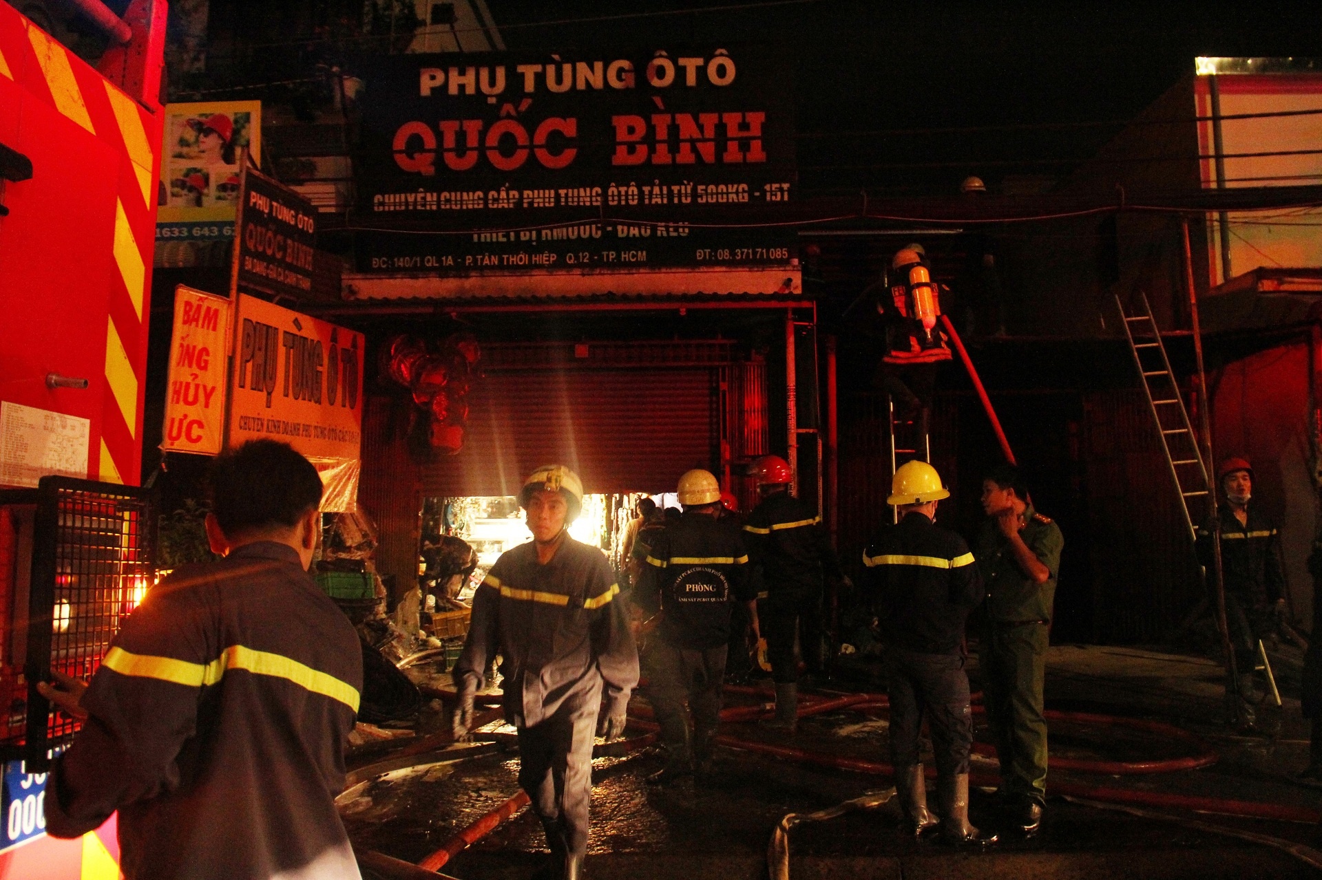 cháy cửa hàng phụ tùng ôtô ở Sài Gòn ảnh 1 chay cua hang phu tung oto o Sai Gon anh 1