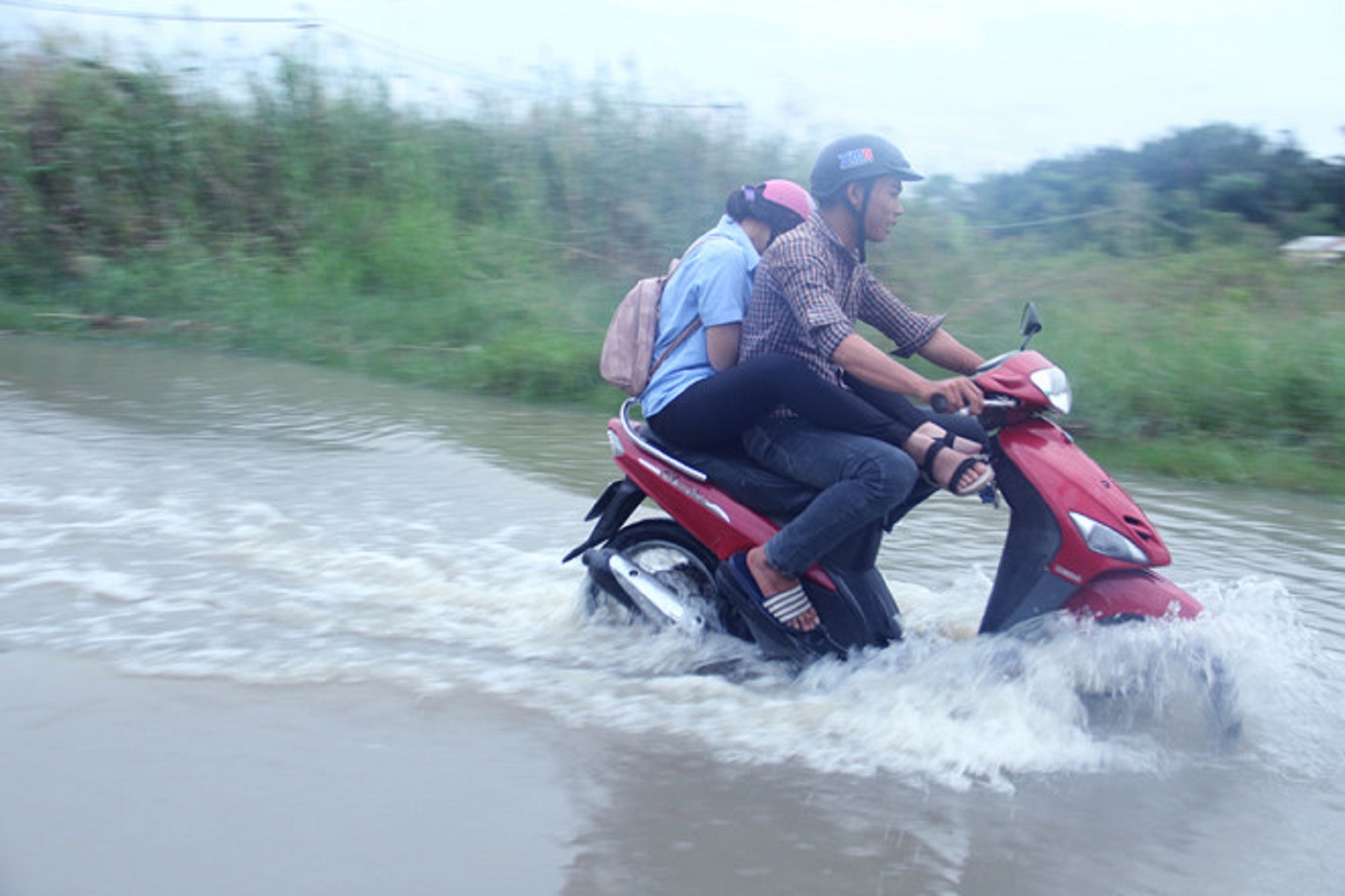 Nguoi Sai Gon hi huc day xe qua pho do trieu cuong dang cao hinh anh