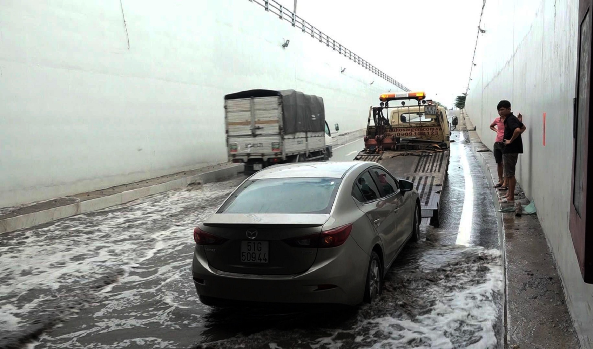 May bom hong, ham chui o Sai Gon ngap nuoc hinh anh