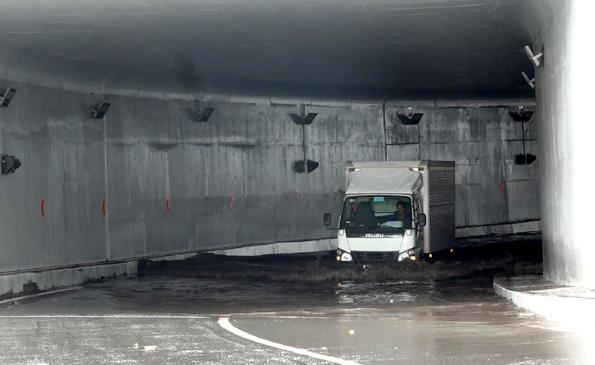 Ham chui My Thuy ngap sau anh 1