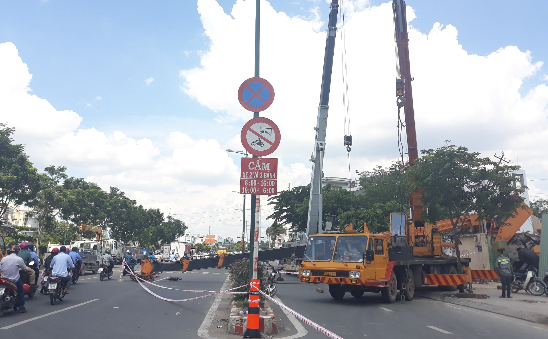 Can cau do, chan ngang dai lo Pham Van Dong hinh anh