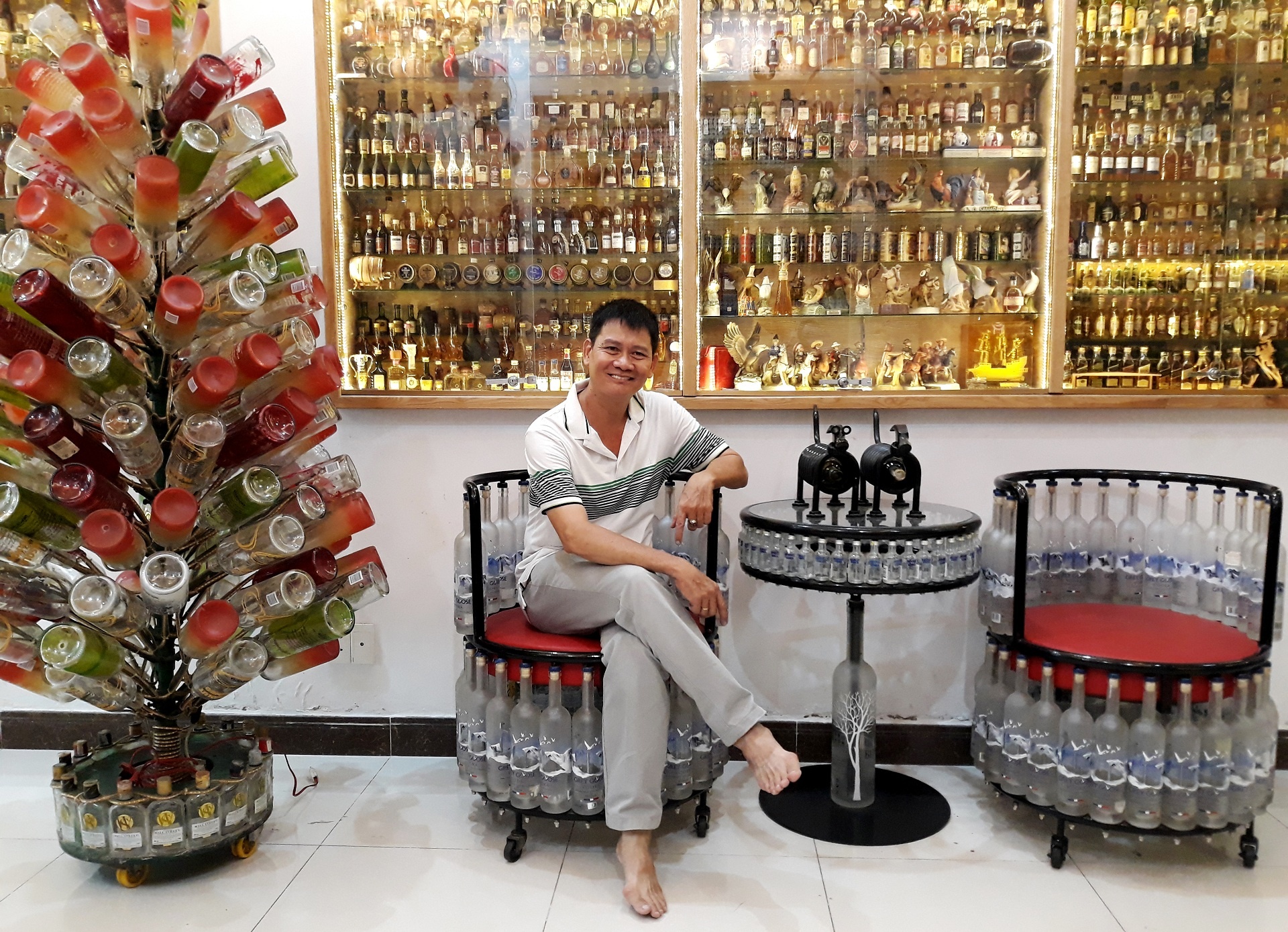 can nha co noi that lam tu 10.000 chai thuy tinh o Sai Gon anh 11