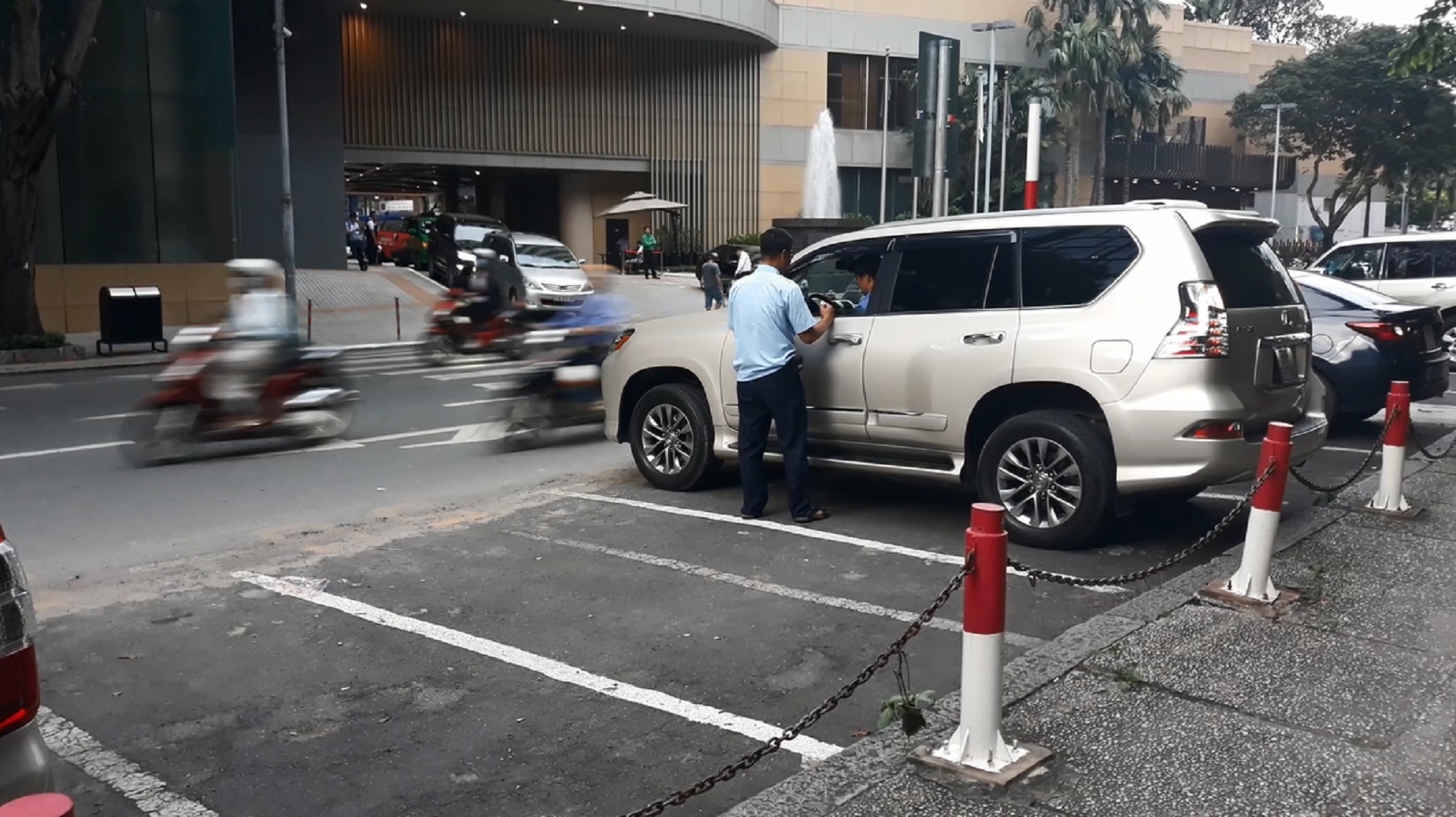 Tang phi do oto o trung tam Sai Gon, bai dau vang xe hinh anh