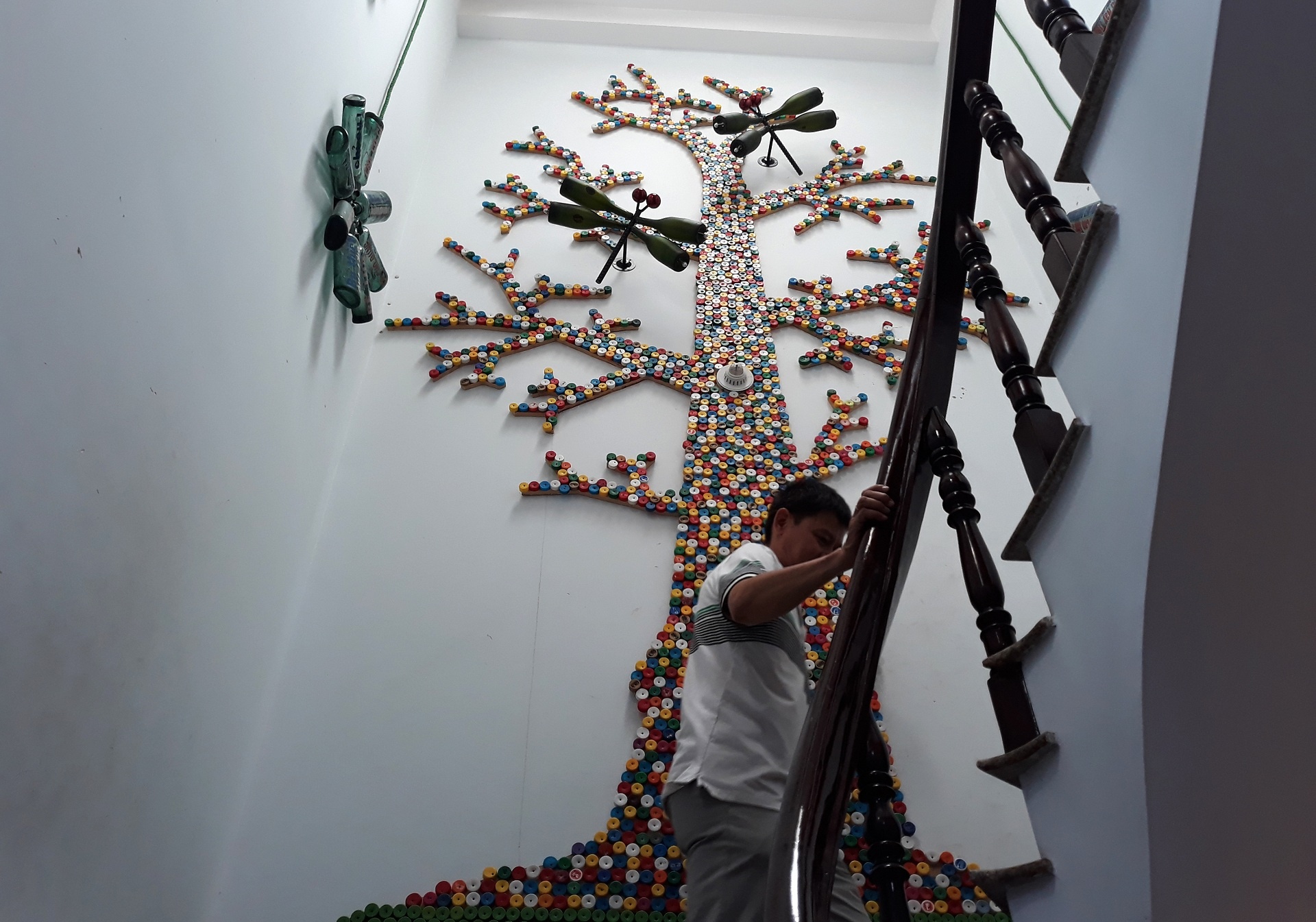 can nha co noi that lam tu 10.000 chai thuy tinh o Sai Gon anh 9