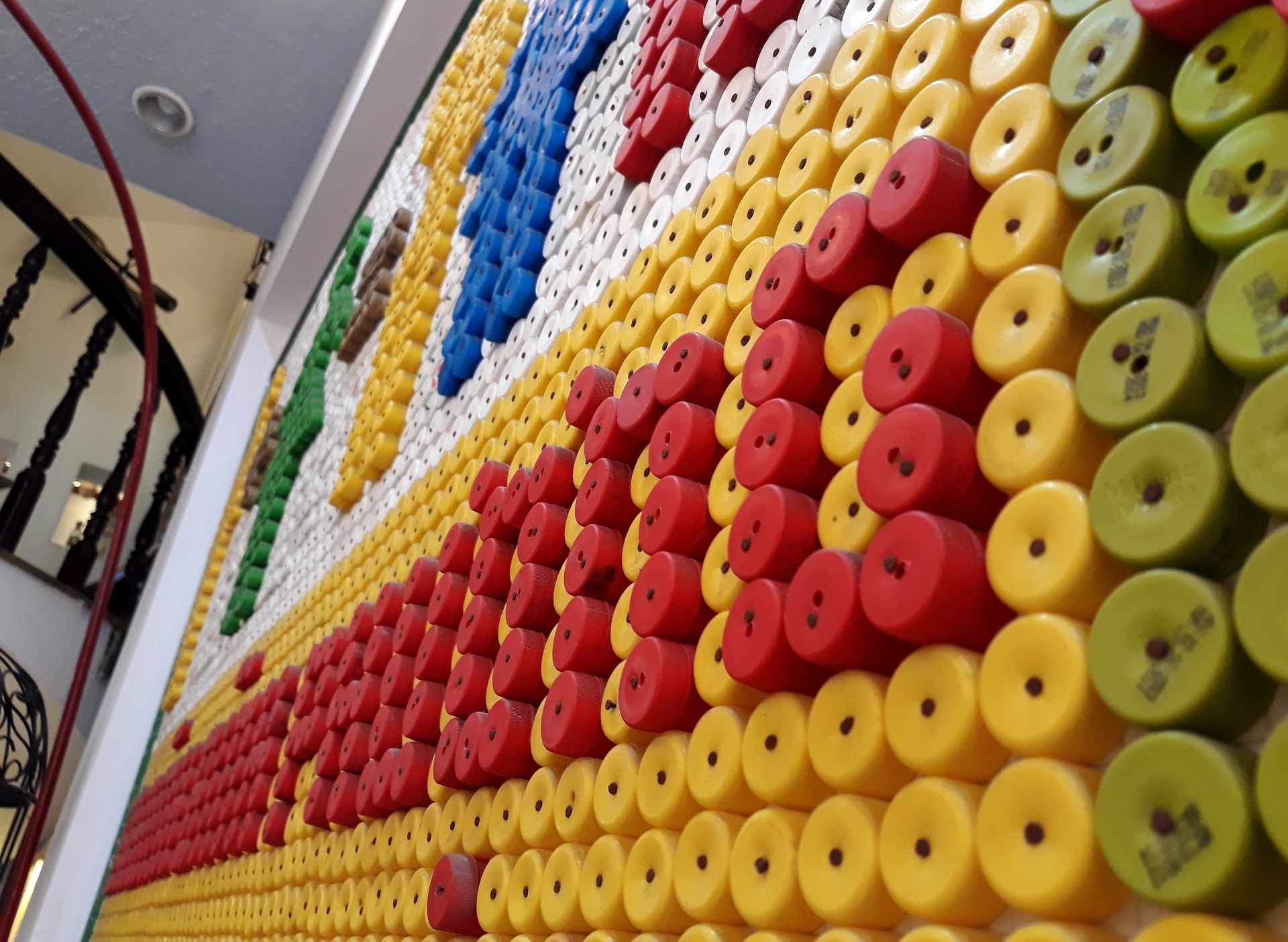 can nha co noi that lam tu 10.000 chai thuy tinh o Sai Gon anh 7