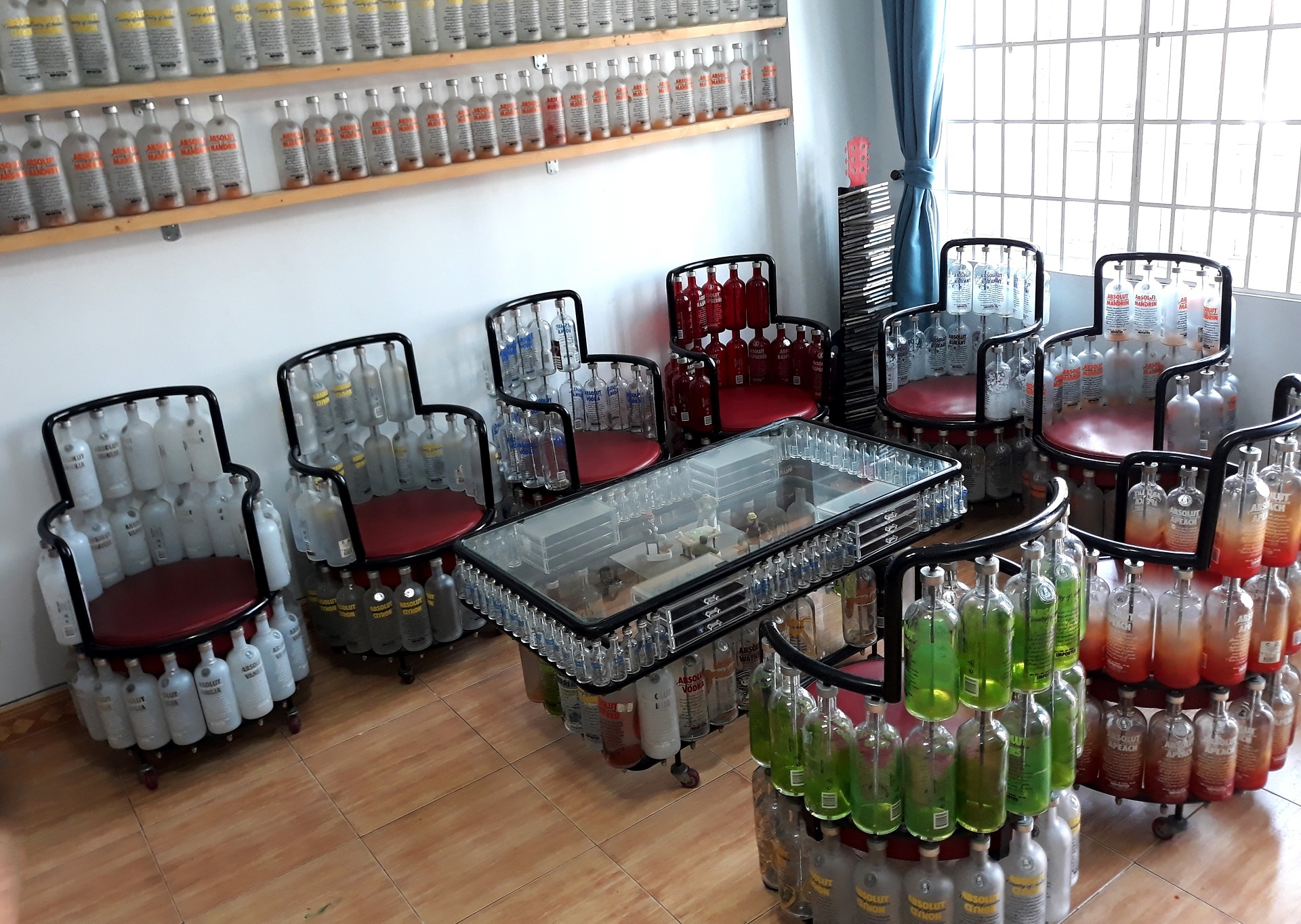 Ngam can nha co noi that lam bang chai thuy tinh, nap nhua hinh anh