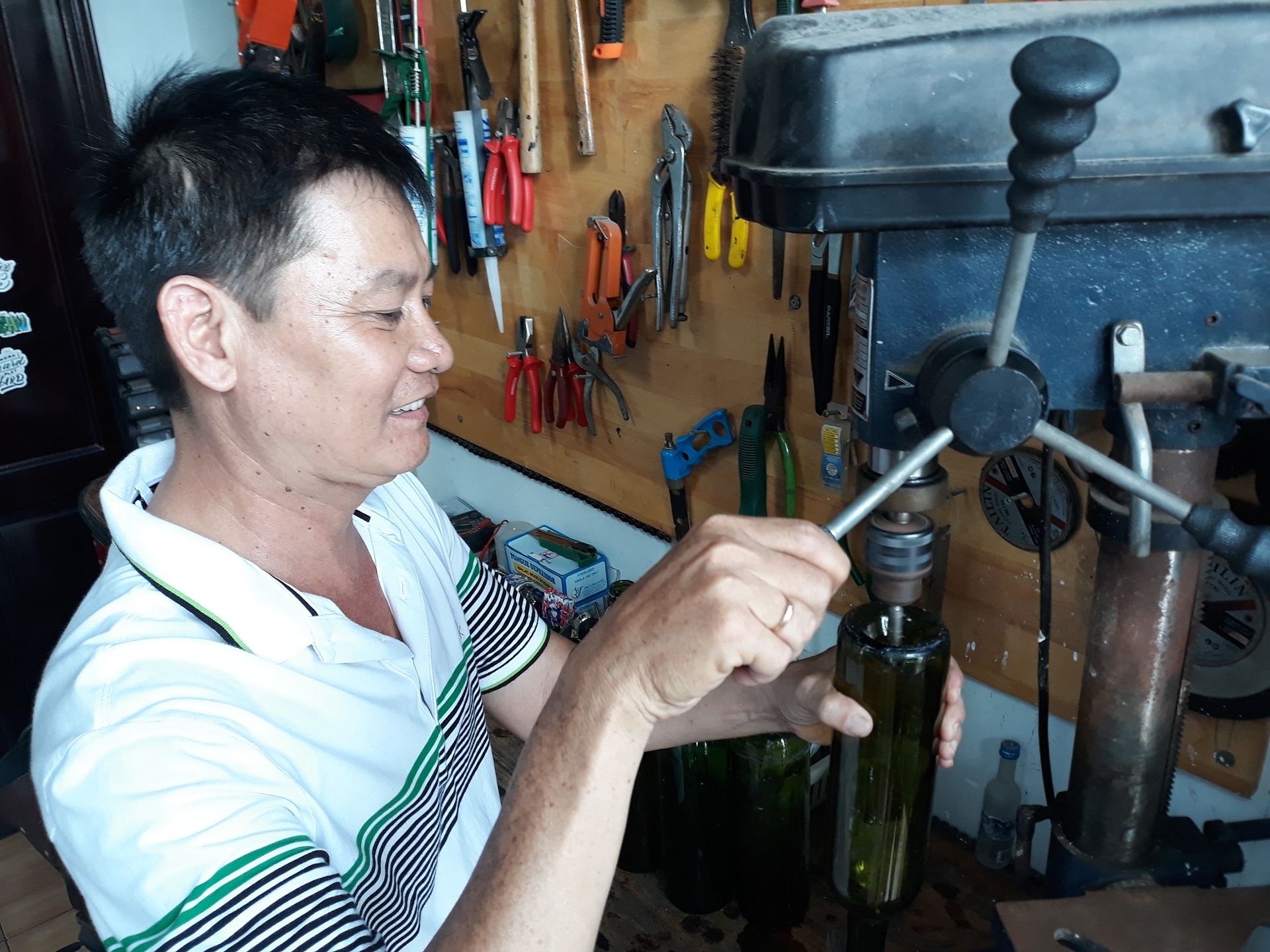 can nha co noi that lam tu 10.000 chai thuy tinh o Sai Gon anh 3