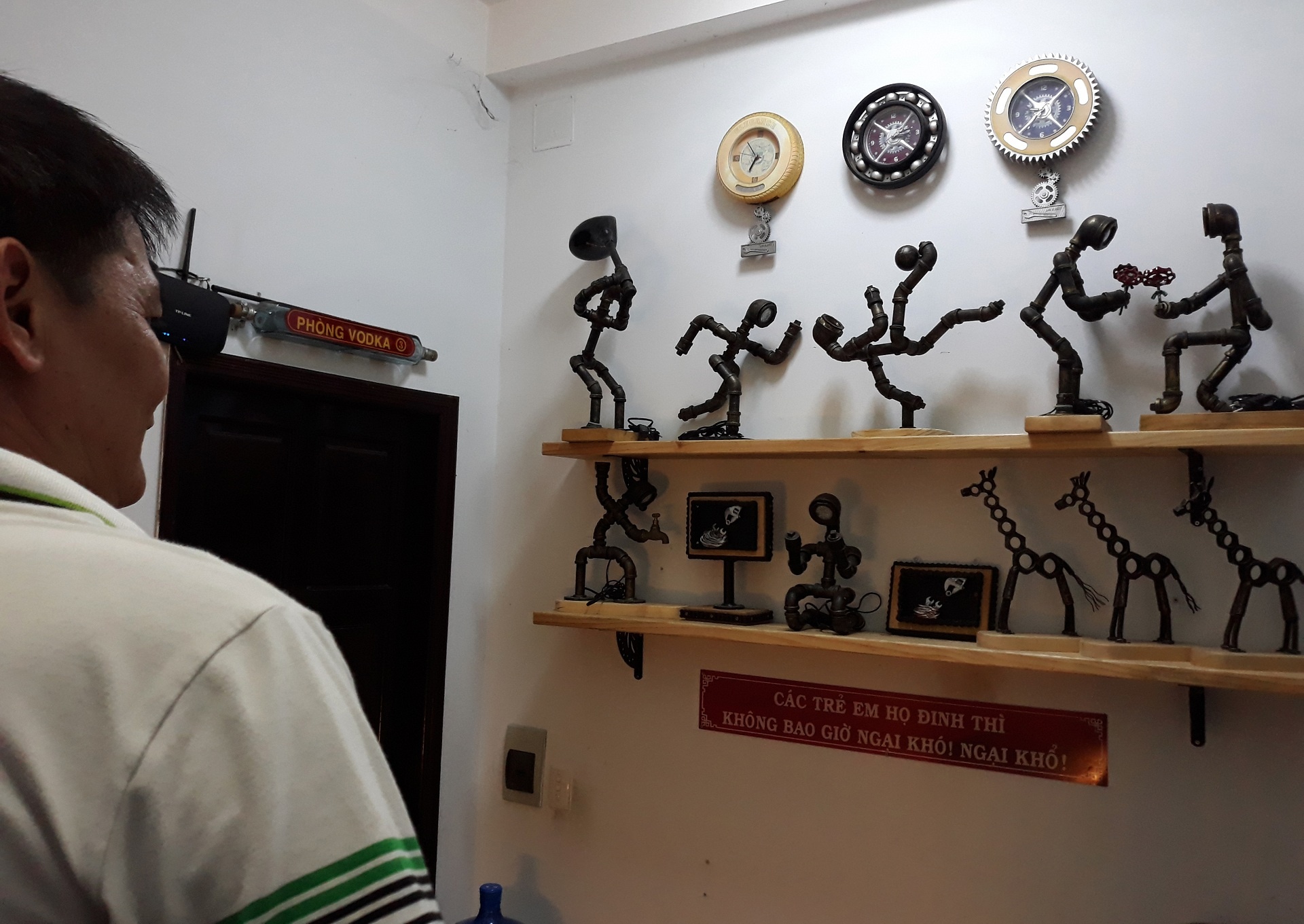 can nha co noi that lam tu 10.000 chai thuy tinh o Sai Gon anh 10