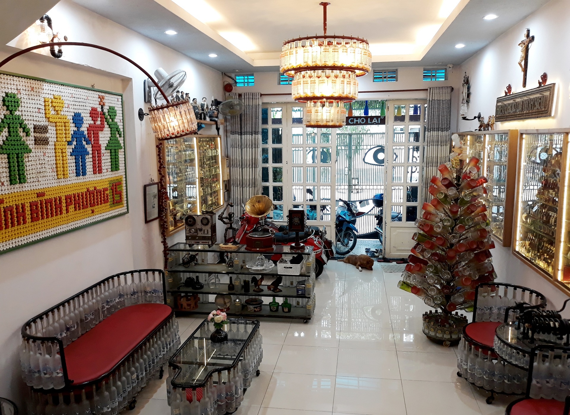 can nha co noi that lam tu 10.000 chai thuy tinh o Sai Gon anh 1