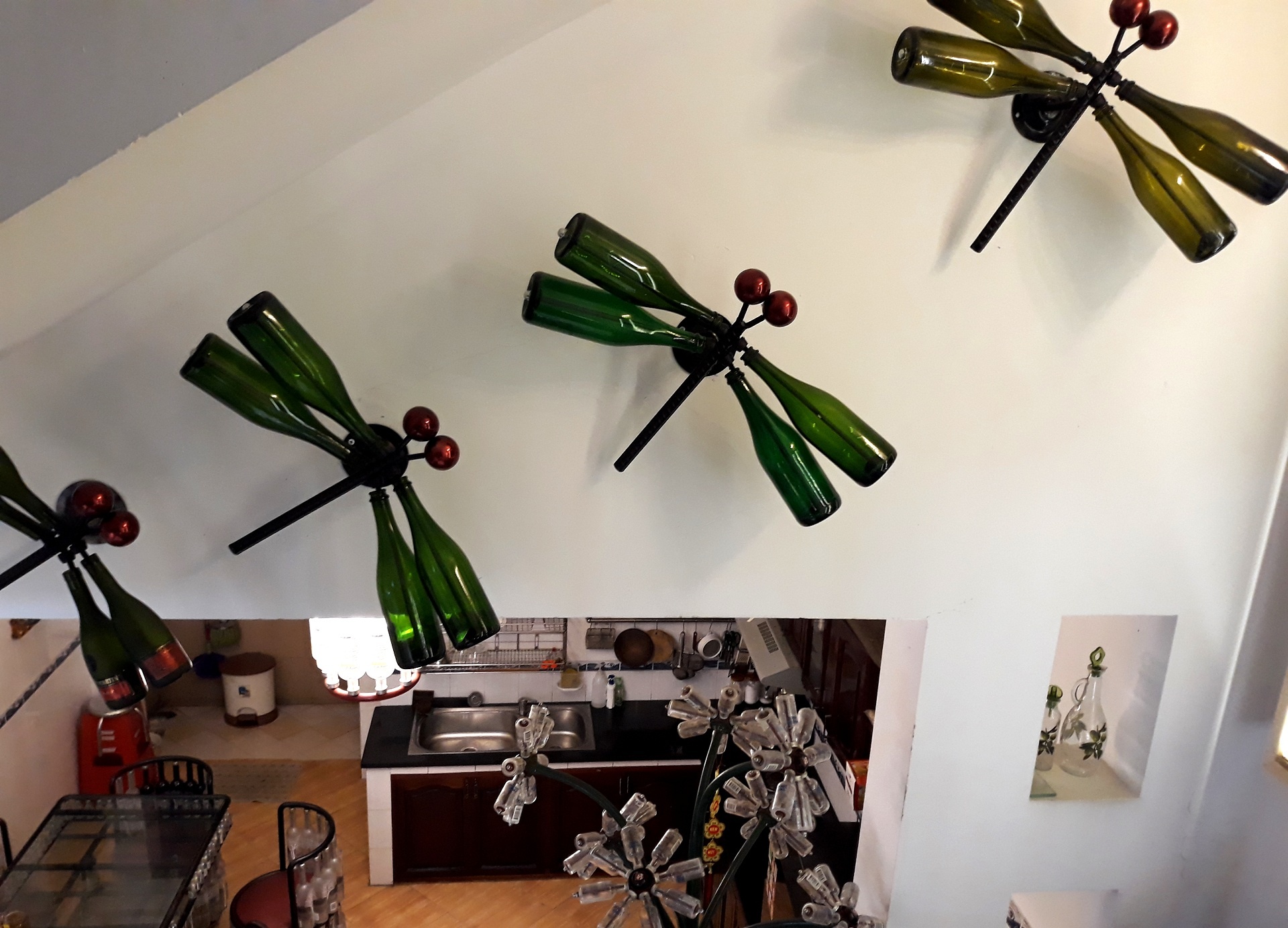 Ngoi nha co noi that lam tu 10.000 chai thuy tinh o Sai Gon hinh anh