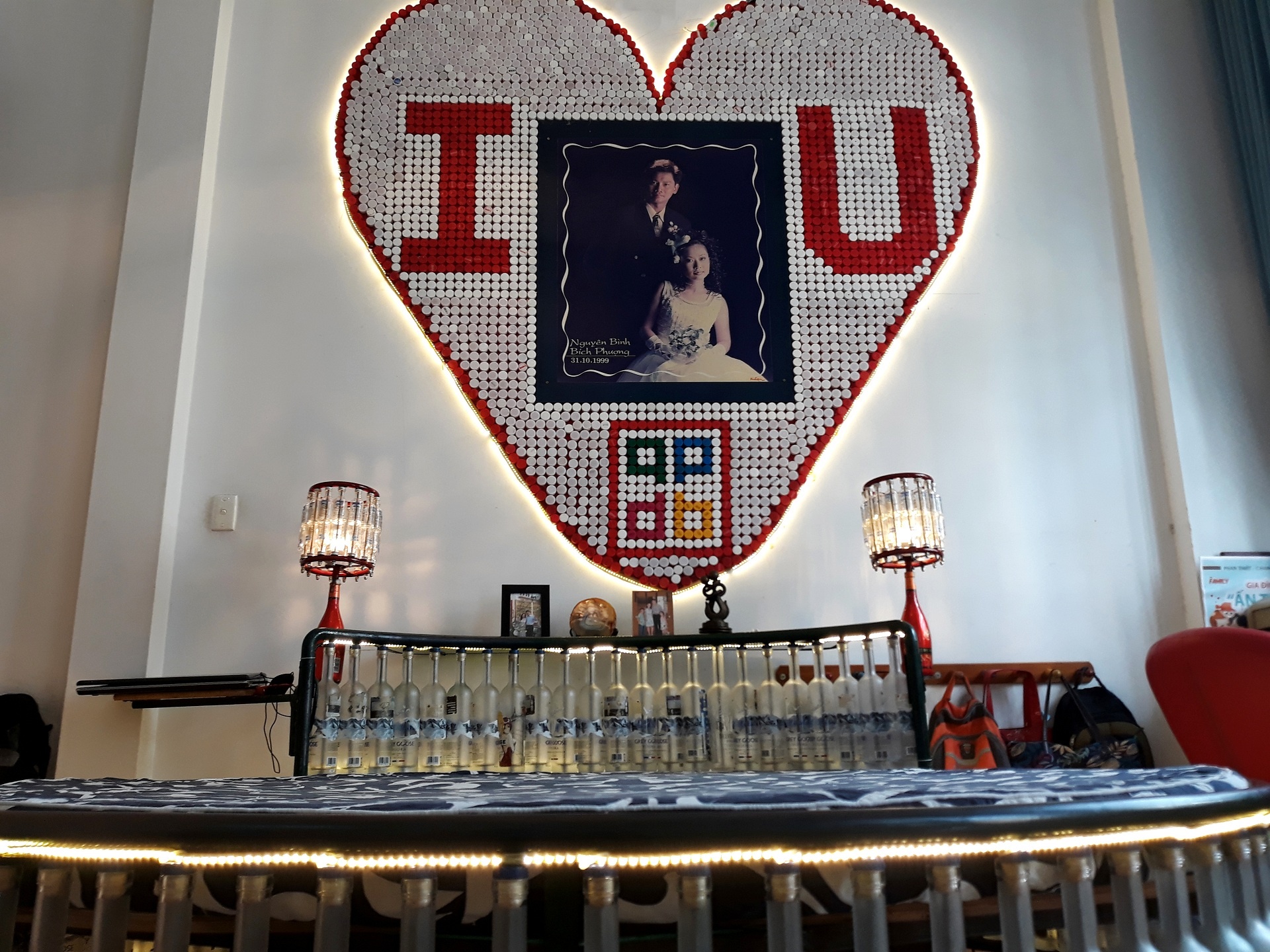 can nha co noi that lam tu 10.000 chai thuy tinh o Sai Gon anh 6