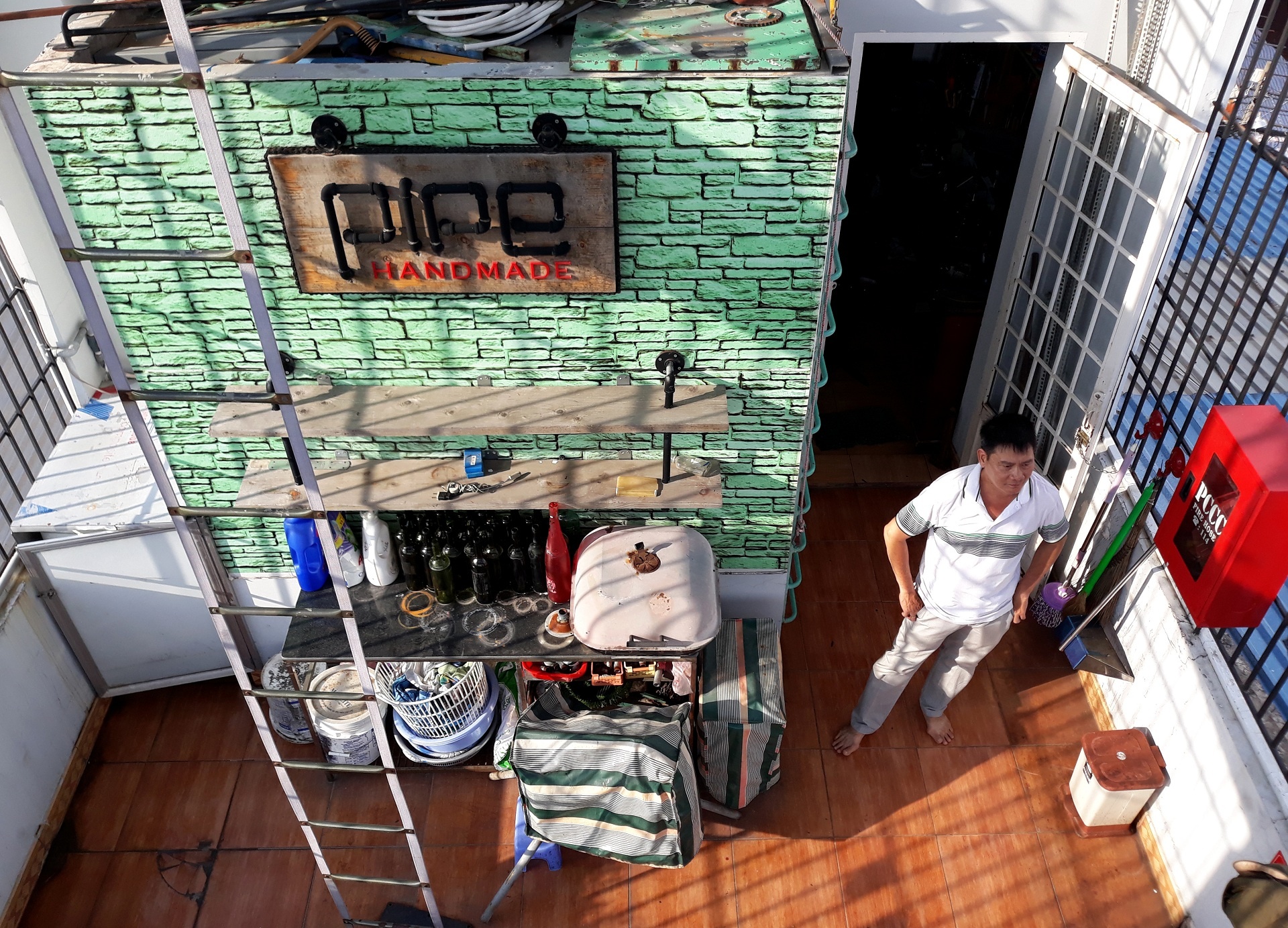 can nha co noi that lam tu 10.000 chai thuy tinh o Sai Gon anh 4