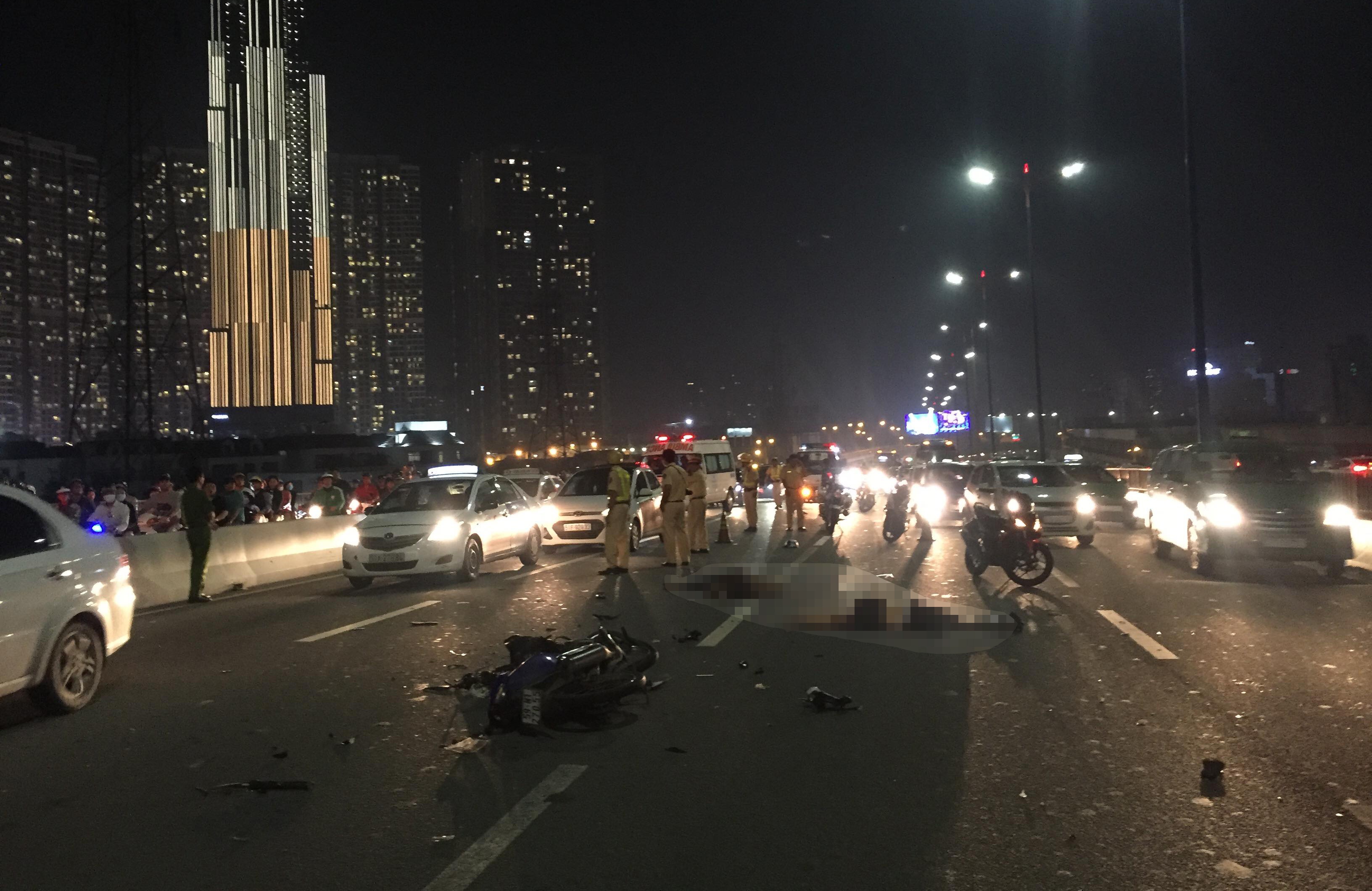 Va cham xe tron be tong, doi nam nu tu vong tren cau Sai Gon hinh anh