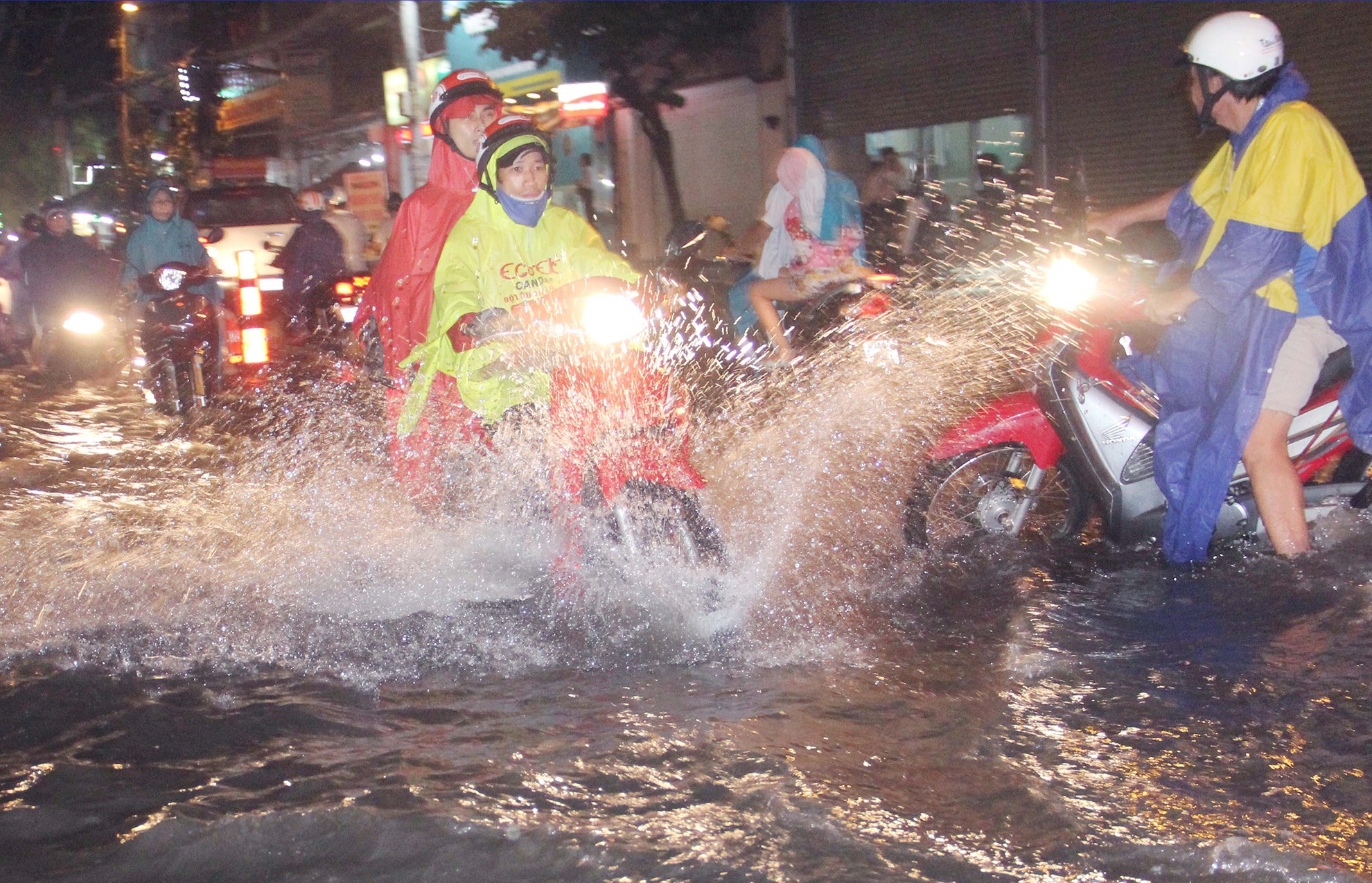 Duong pho TP.HCM ngap nang sau mua, xe chet may hang loat hinh anh