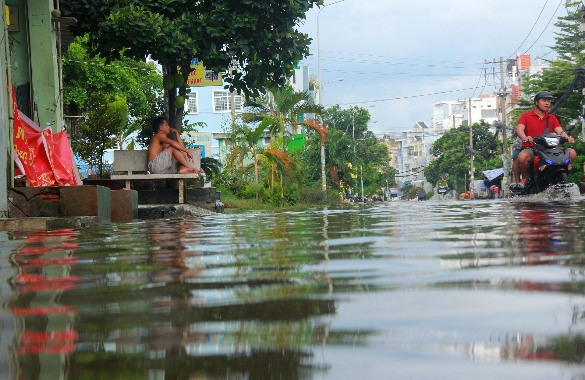 Đường Sài Gòn ngập sâu 3 ngày ảnh 10 Duong Sai Gon ngap sau 3 ngay anh 10