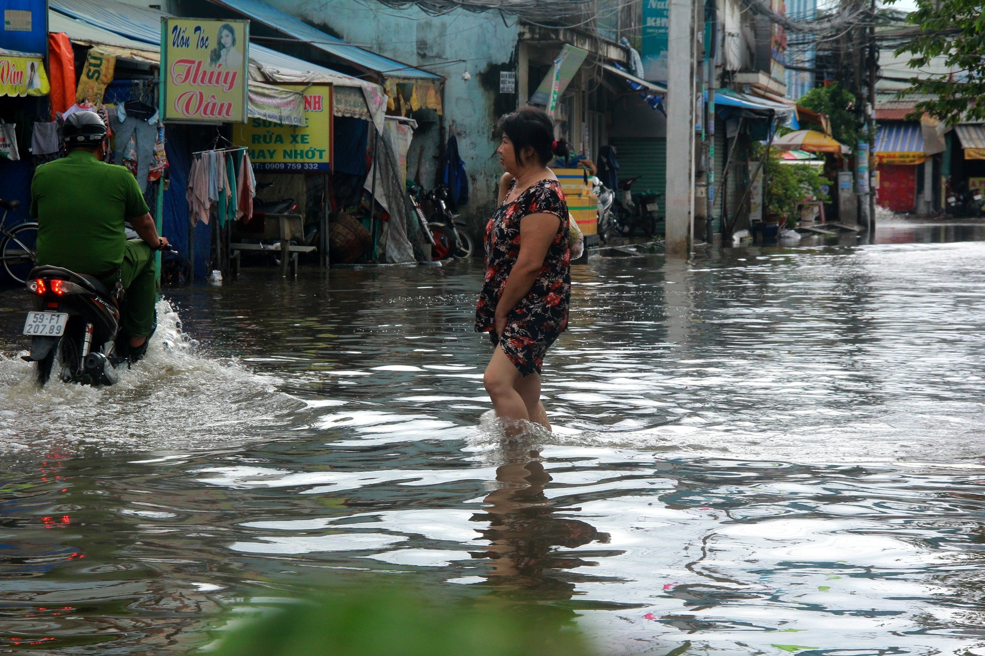 Duong Sai Gon ngap sau 3 ngay, nuoc chua rut hinh anh