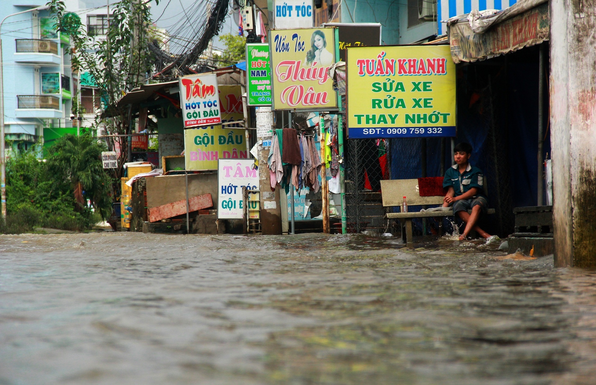 Đường Sài Gòn ngập sâu 3 ngày ảnh 2 Duong Sai Gon ngap sau 3 ngay anh 2