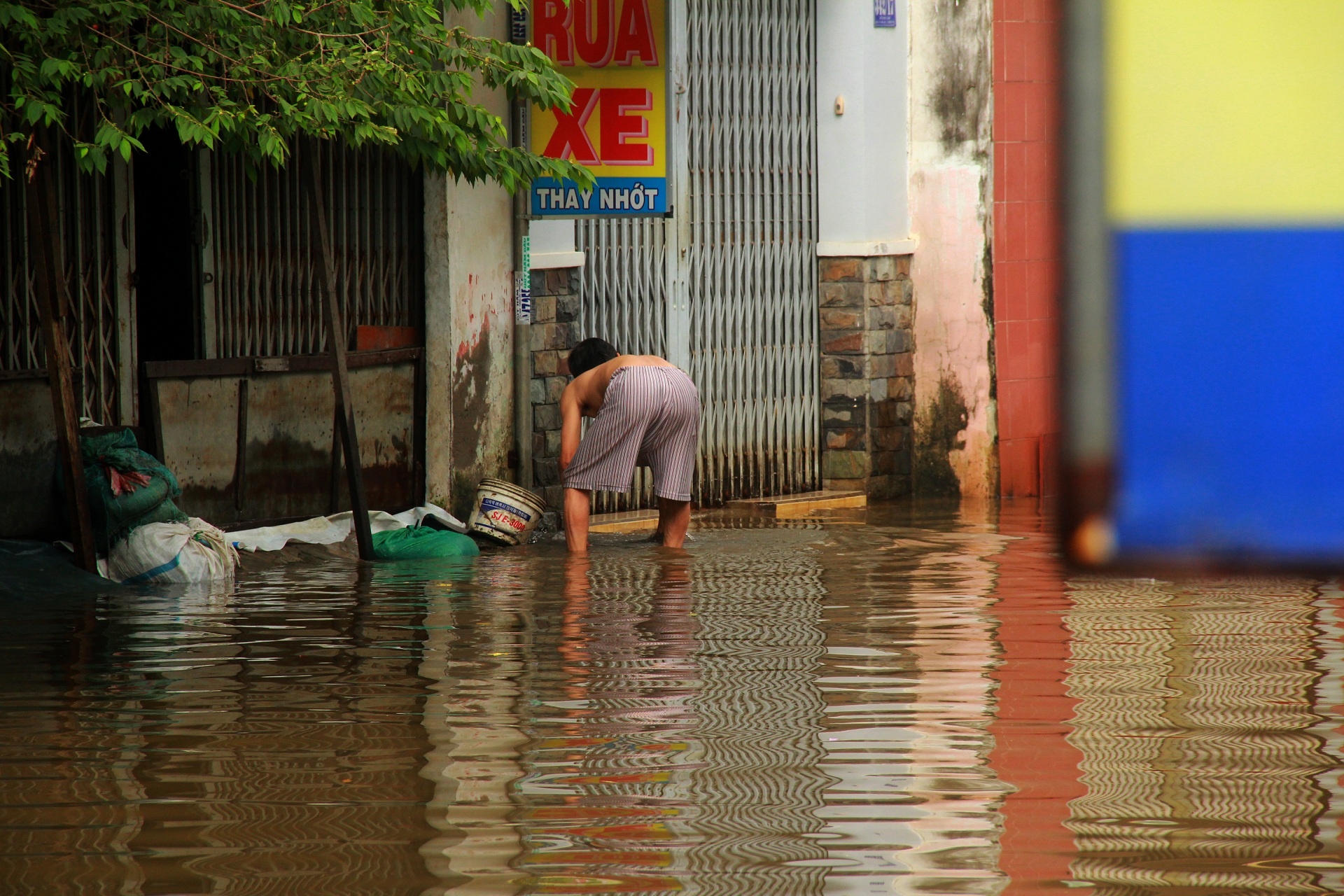 Đường Sài Gòn ngập sâu 3 ngày ảnh 3 Duong Sai Gon ngap sau 3 ngay anh 3