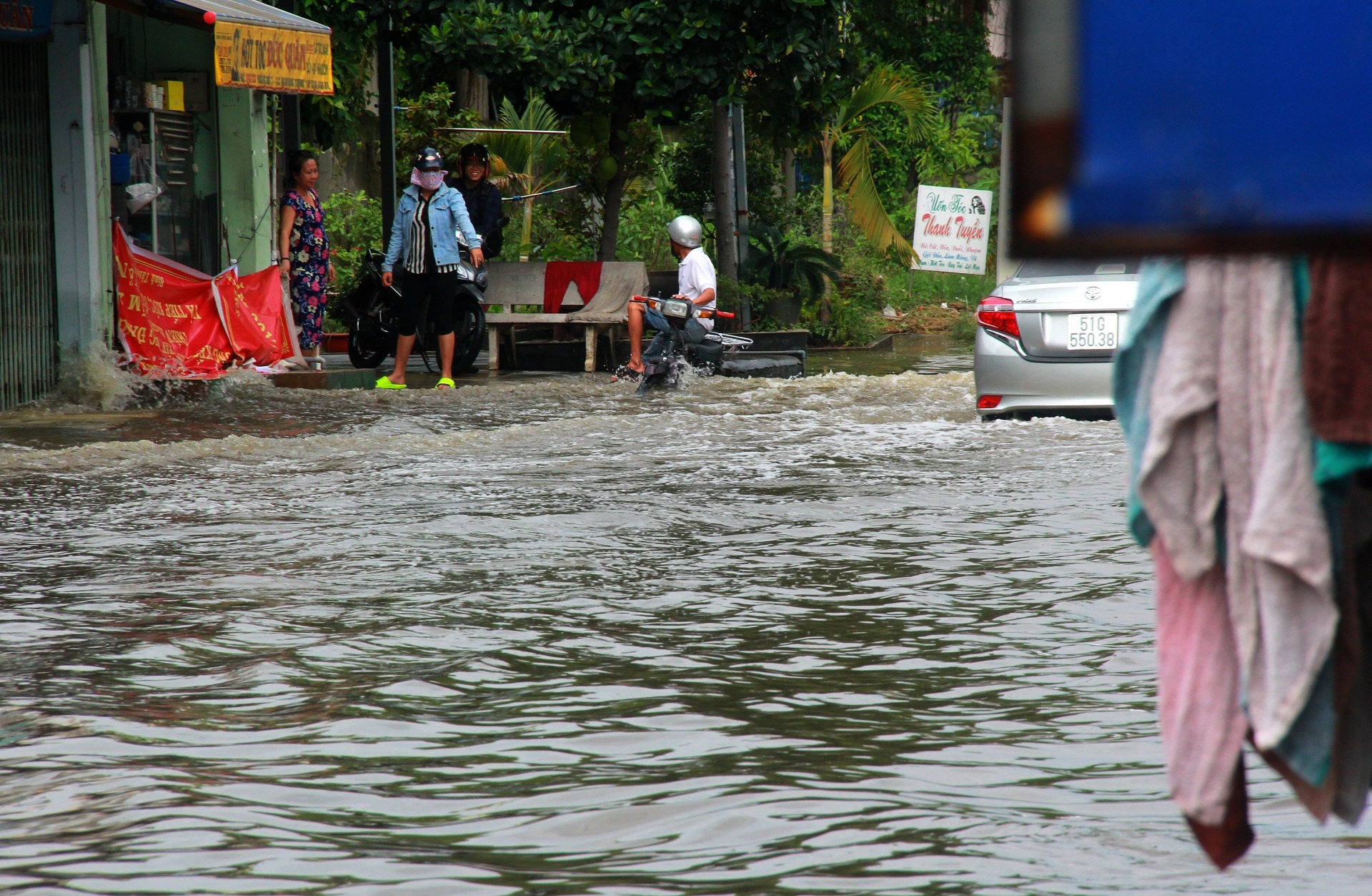 Đường Sài Gòn ngập sâu 3 ngày ảnh 4 Duong Sai Gon ngap sau 3 ngay anh 4